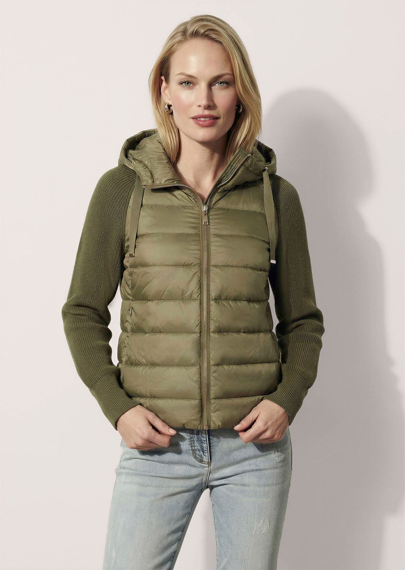 Gewatteerd jack met tricot mouwen en capuchon