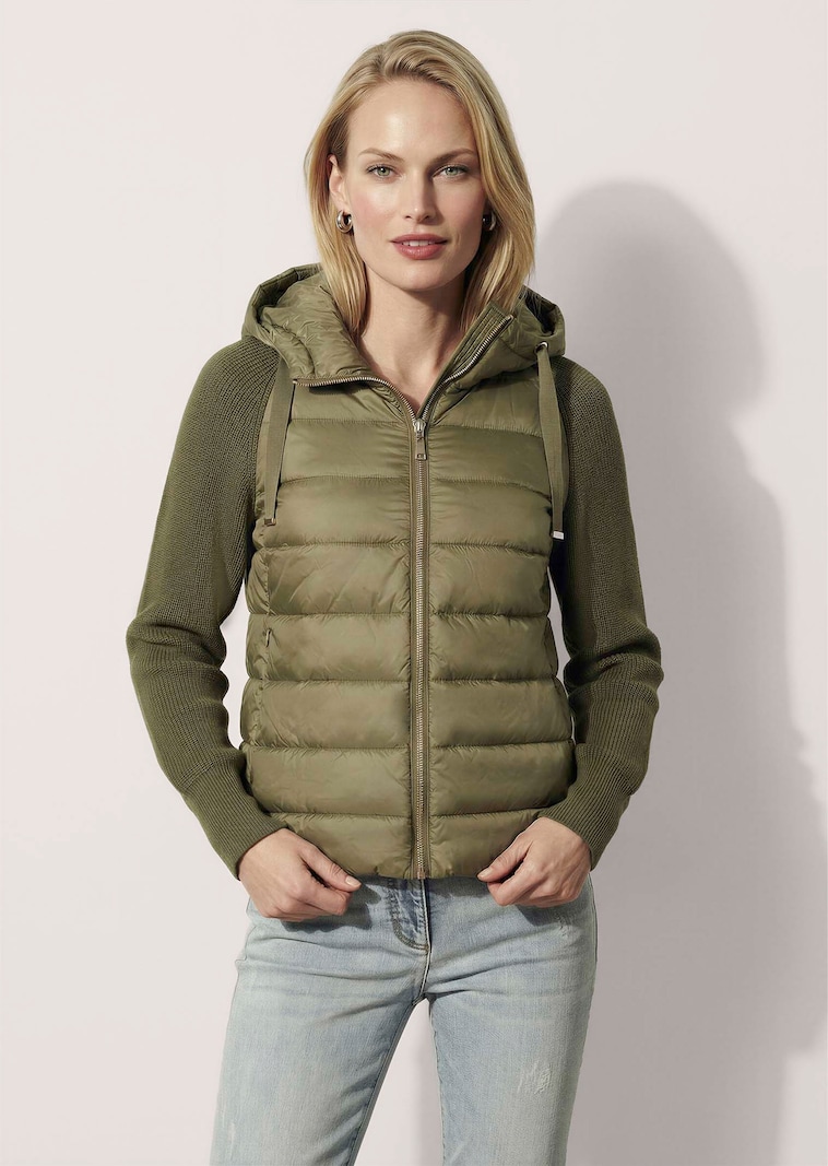 Veste matelassée avec manches en tricot et capuche