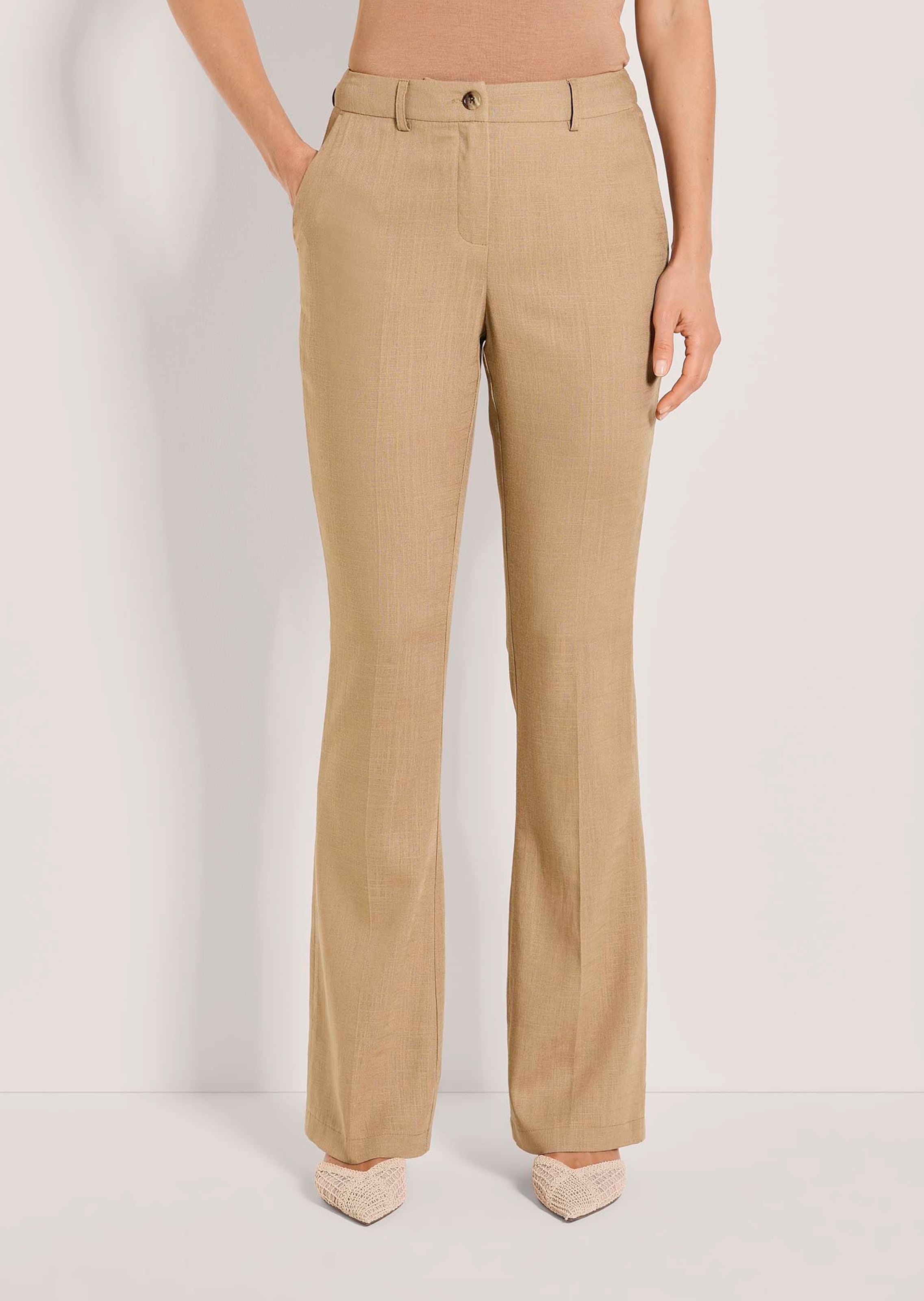 Luftige Bootcut-Hose mit Bügelfalten