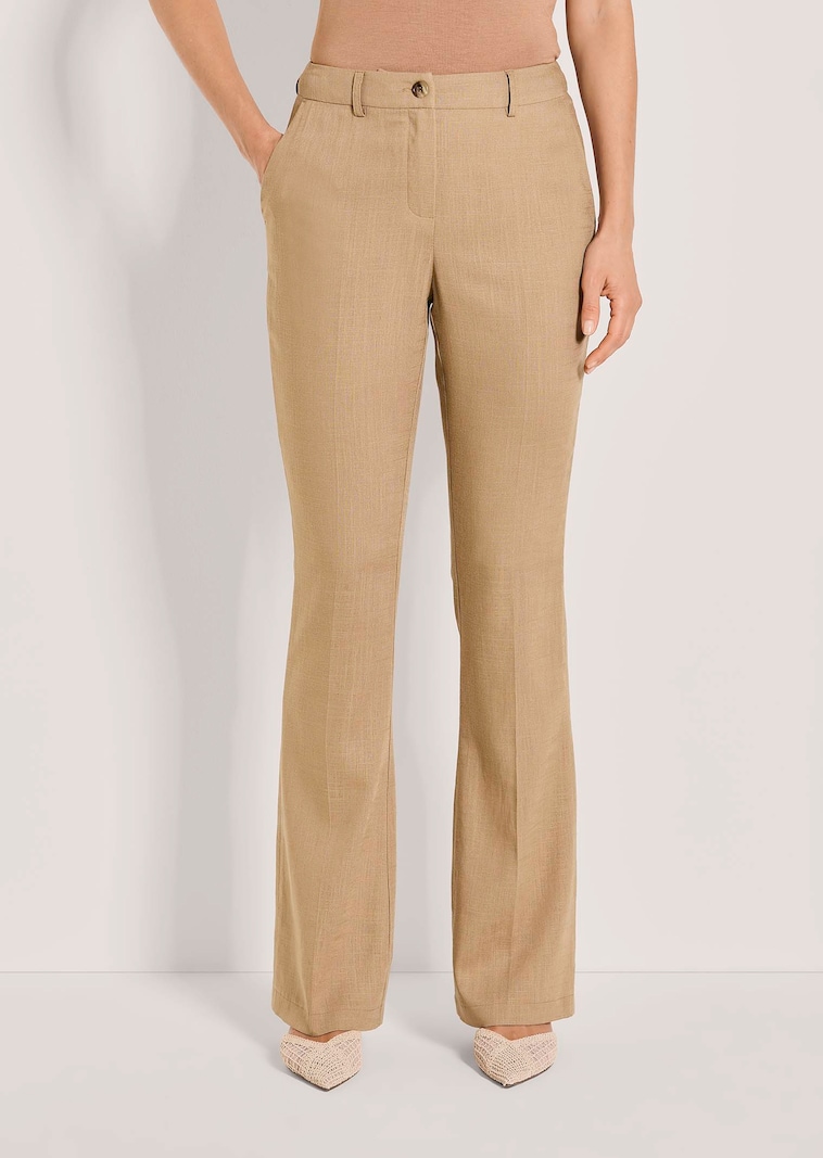 Luftige Bootcut-Hose mit Bügelfalten