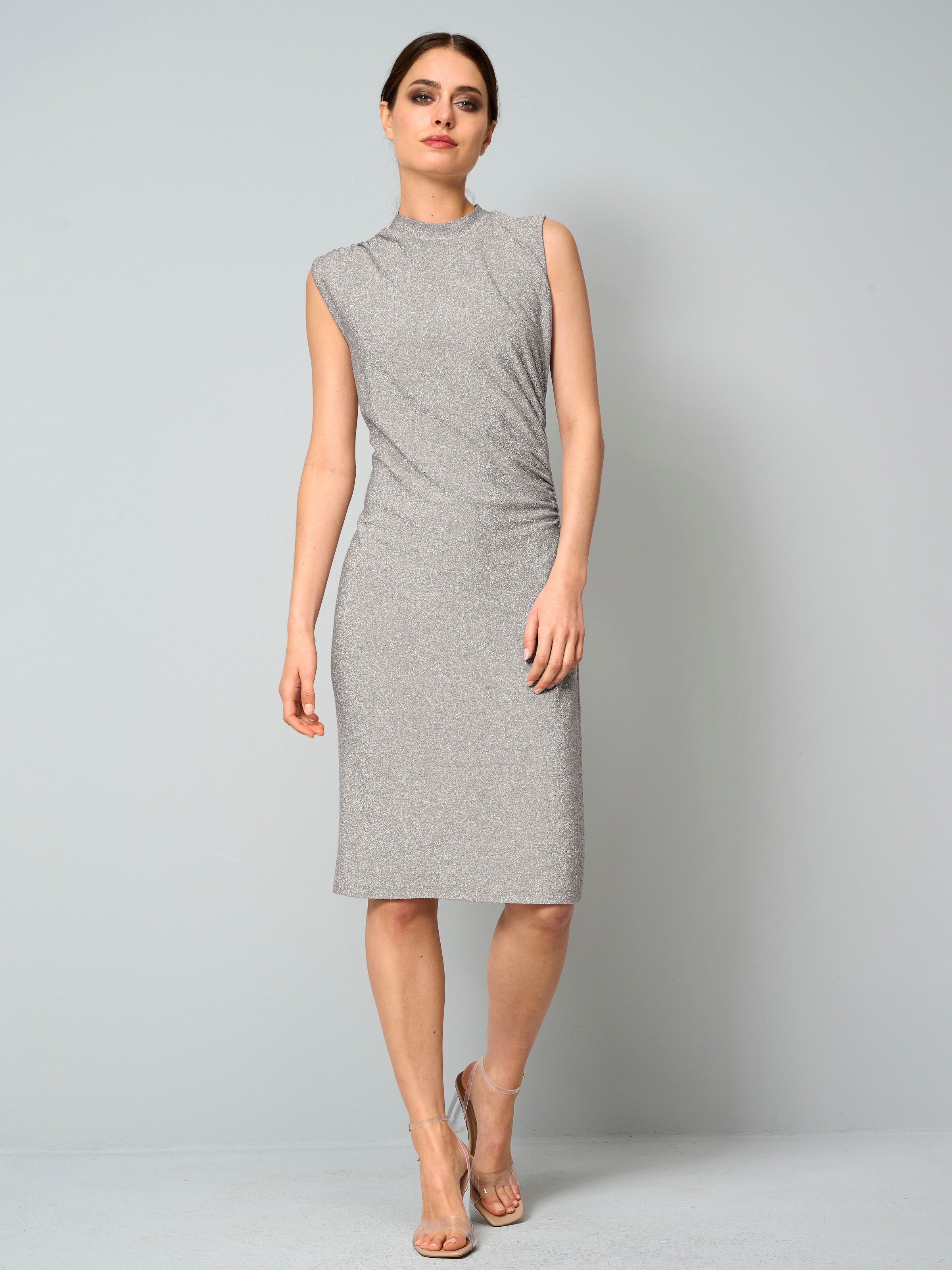 Kleid mit seitlicher Raffung