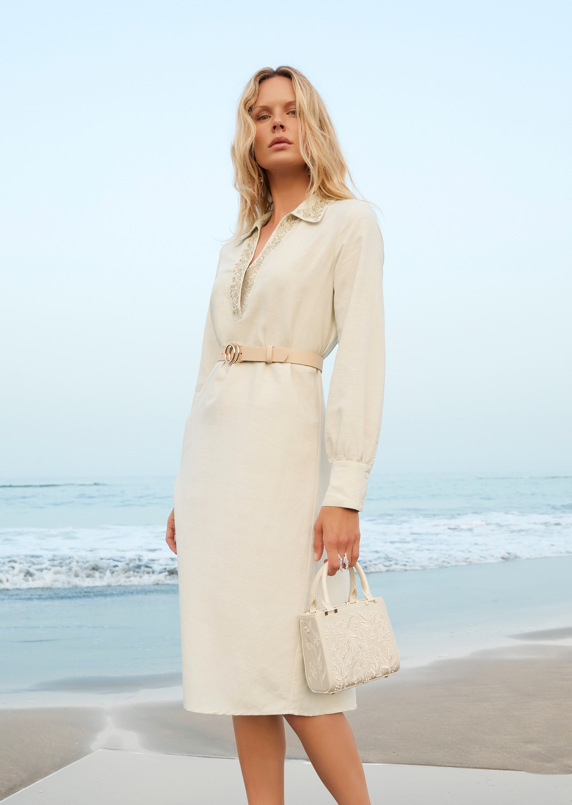 Sommerkleid mit verziertem V-Ausschnitt