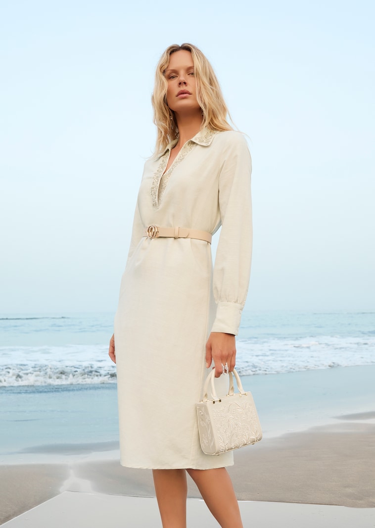 Sommerkleid mit verziertem V-Ausschnitt