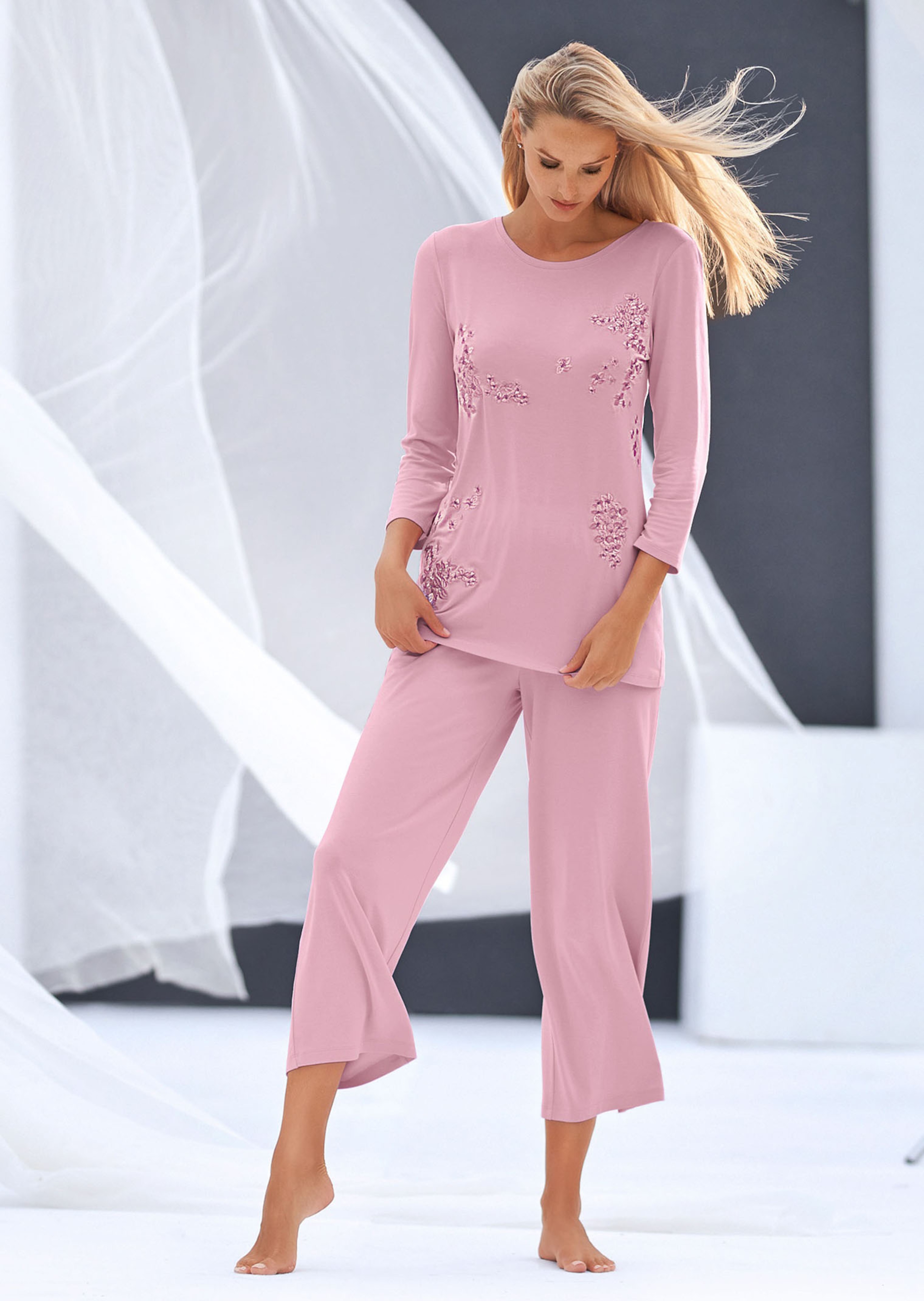 Pyjama mit edler Blütenstickerei
