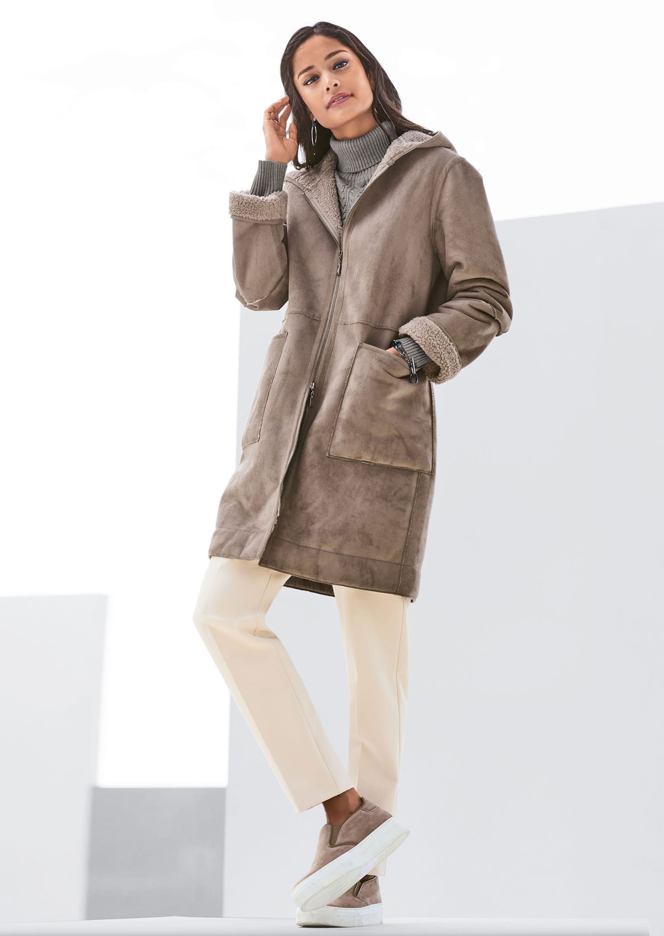 Fake fur-Mantel in Lammfell-Optik in taupe