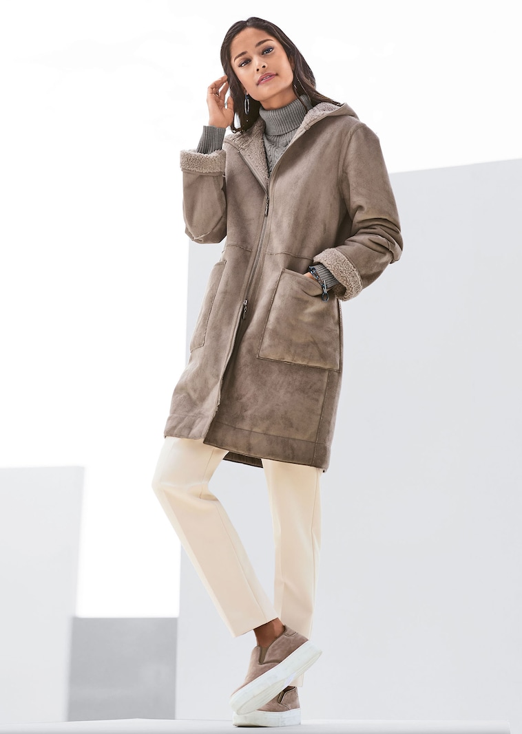 Fake fur-Mantel in Lammfell-Optik in taupe