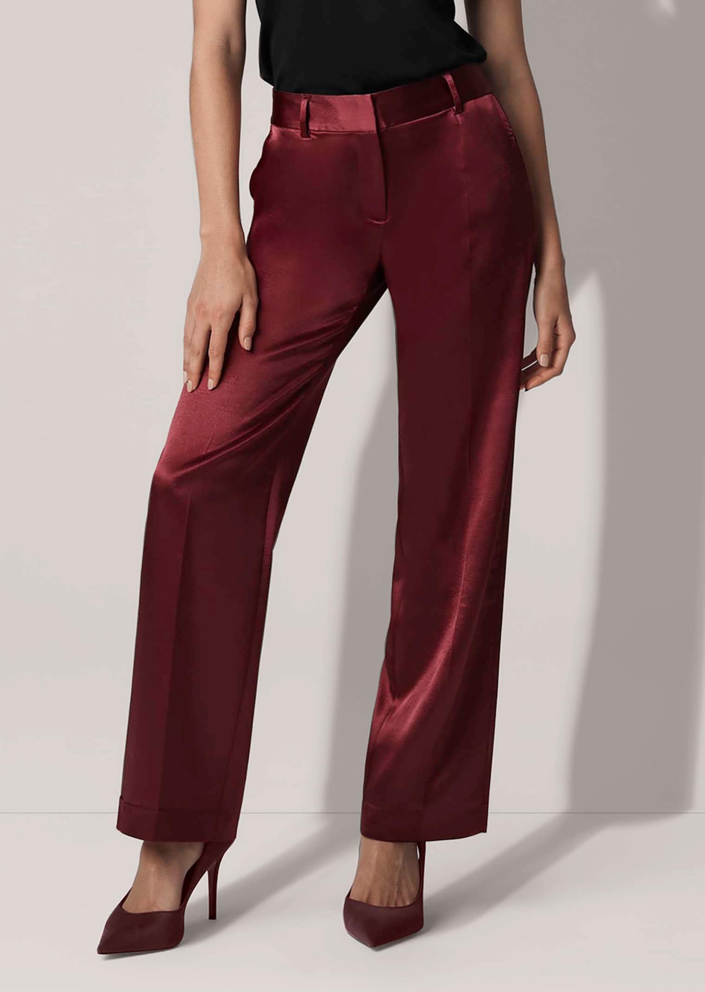 Satinhose mit Bügelfalten