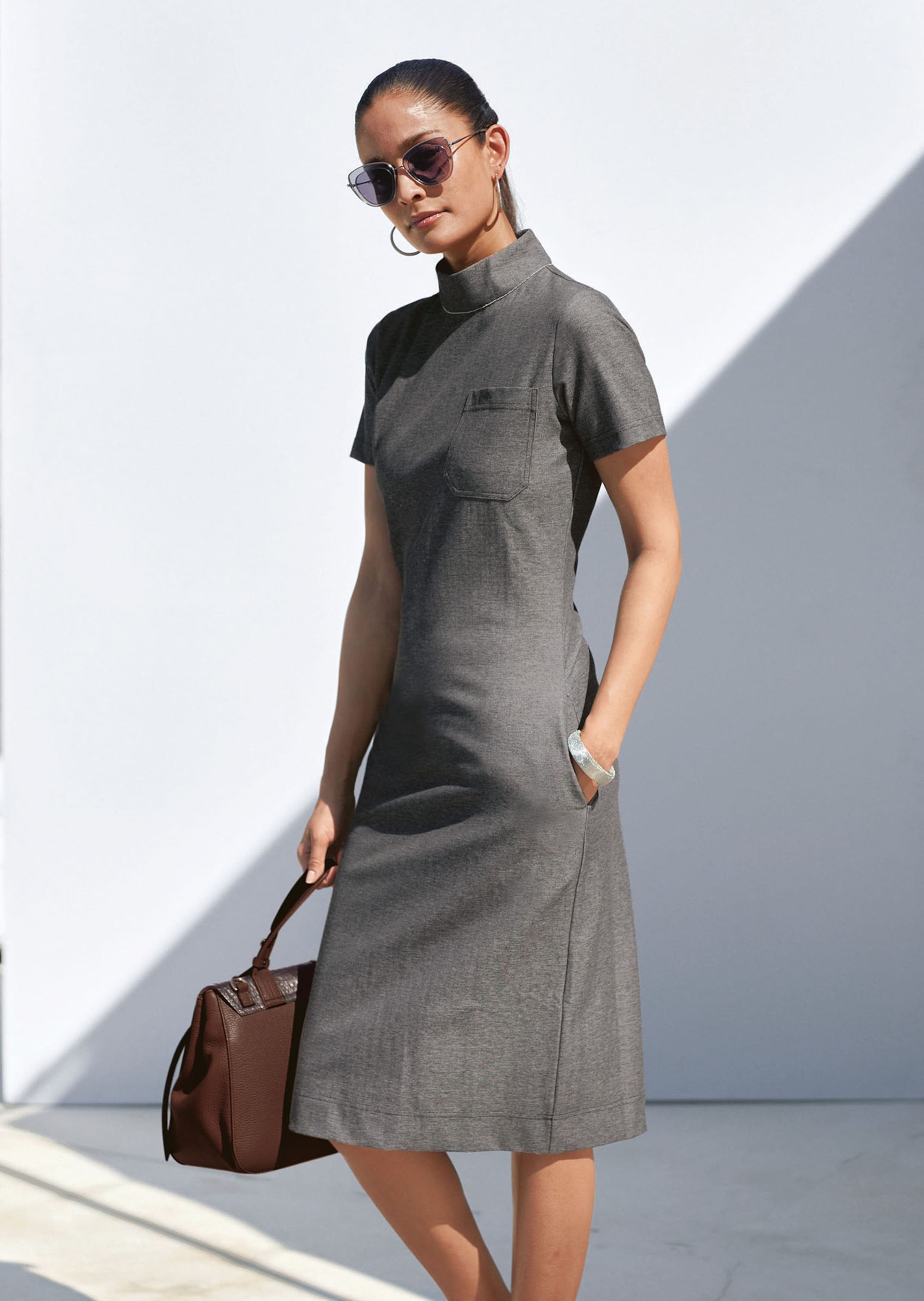 Schlankes Jerseykleid mit Stehkragen und 3/4-Ärmel
