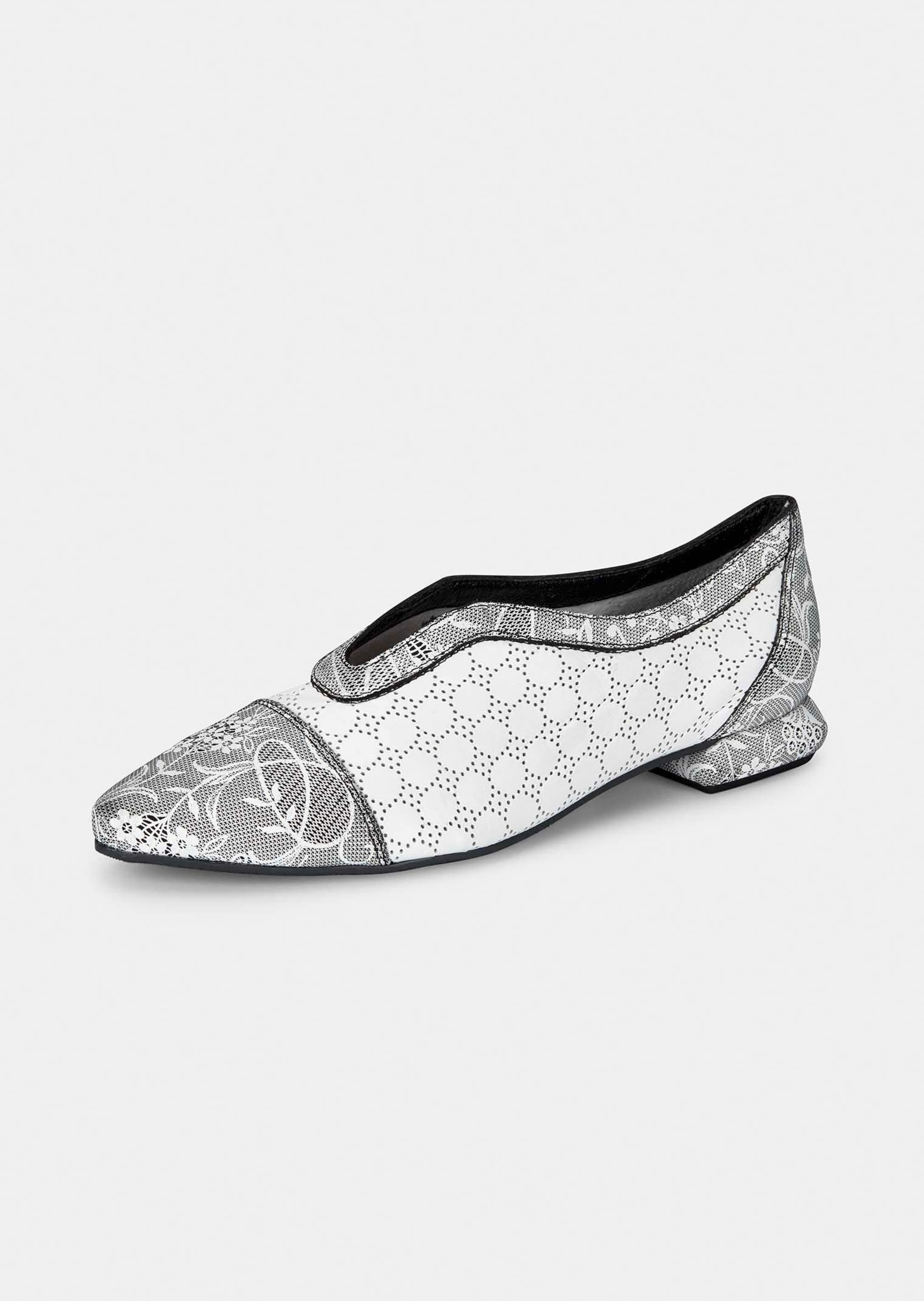 Slipper aus Leder mit Blumenornamenten