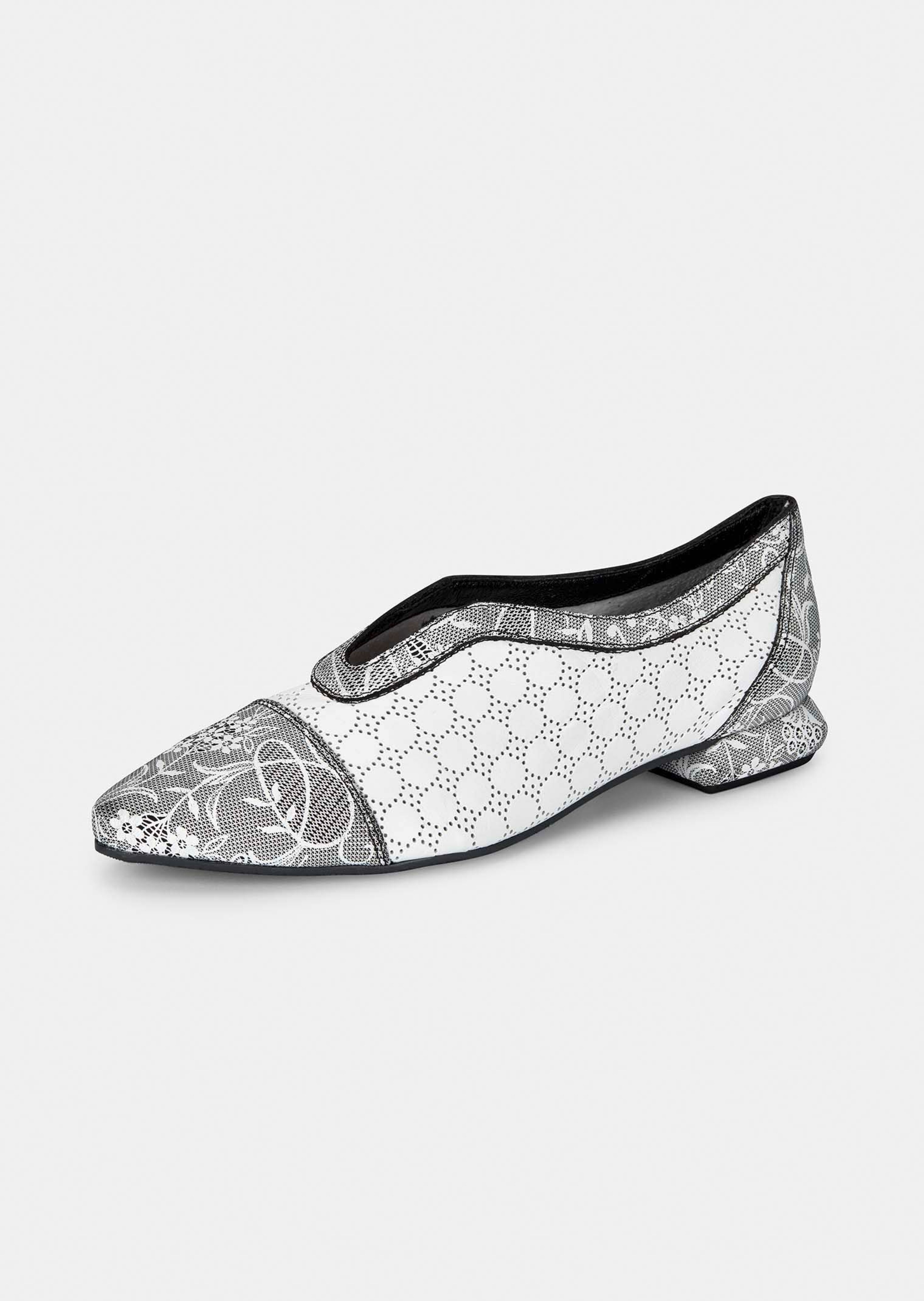 Slipper aus Leder mit Blumenornamenten