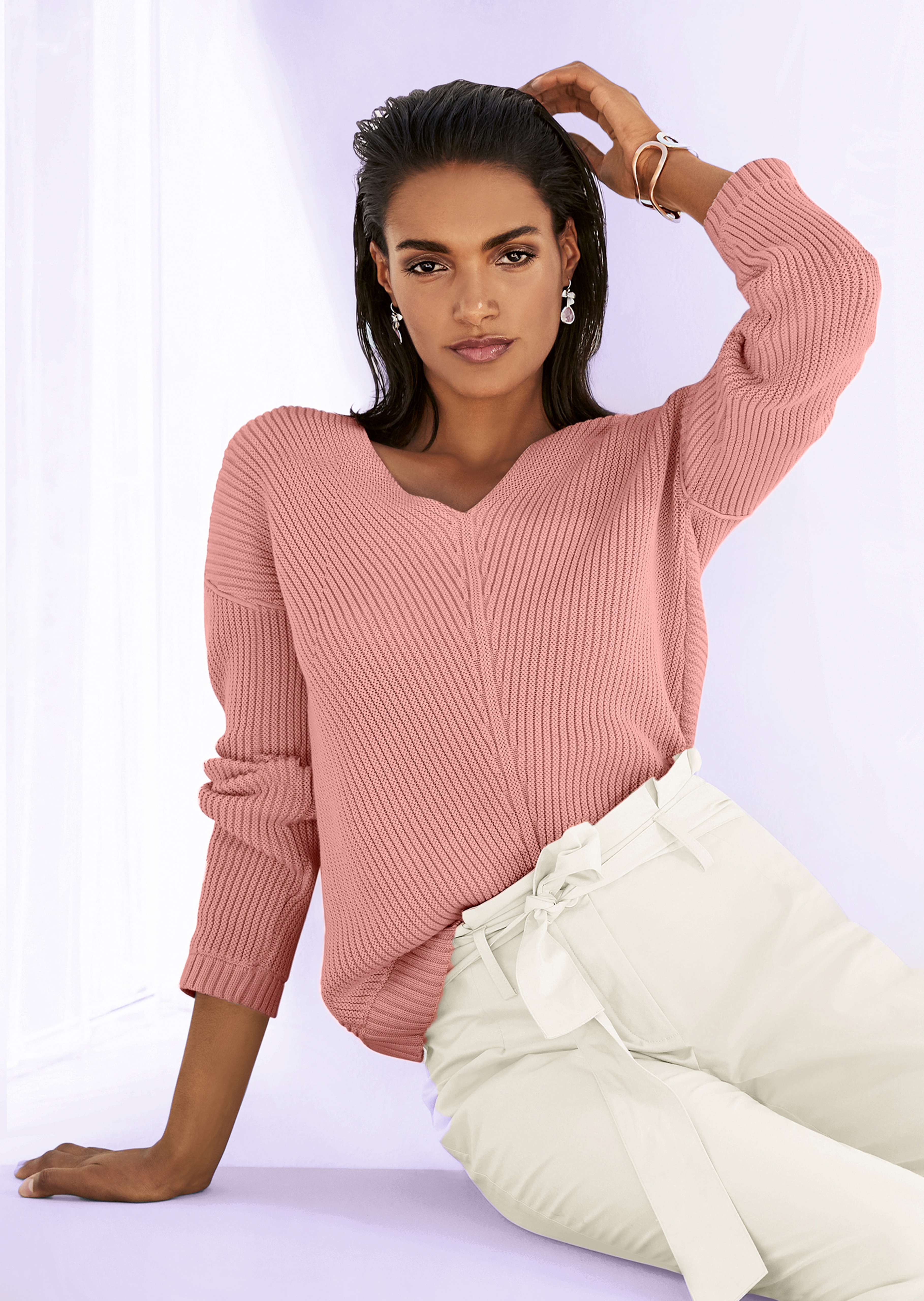 Long-sleeved jumper with a V-neck