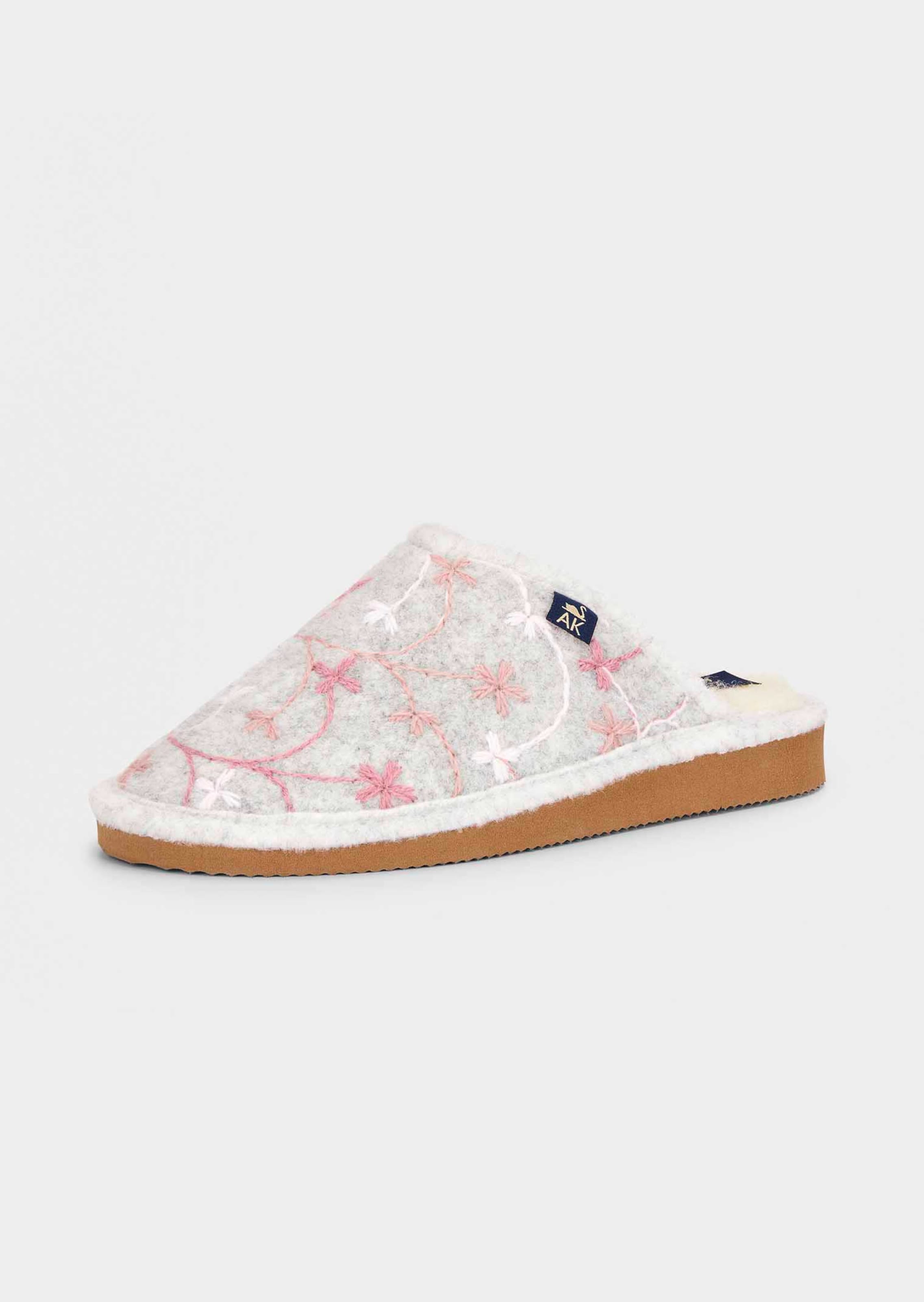Vilten pantoffels met geborduurde bloemen
