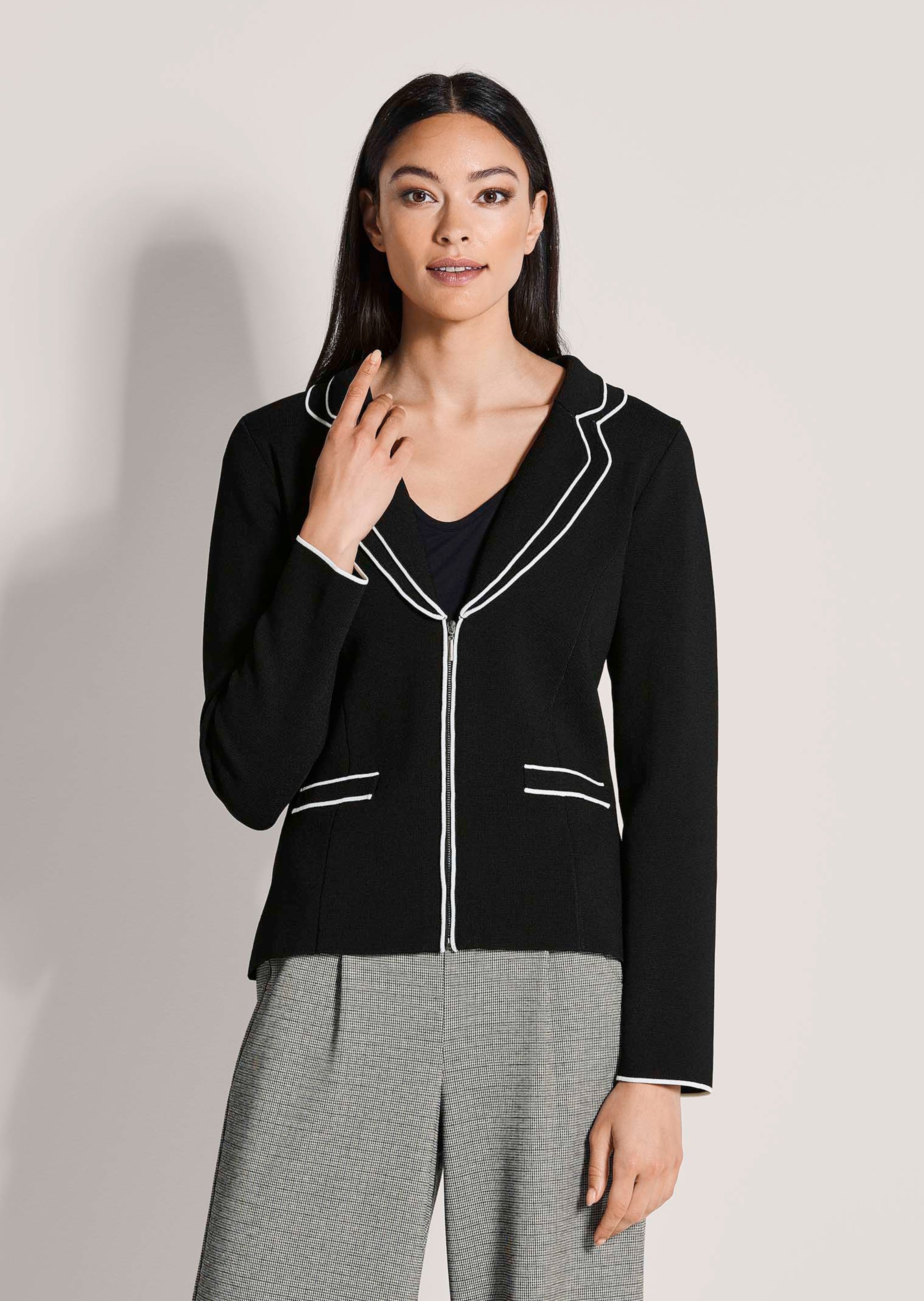 Elegant knitted blazer