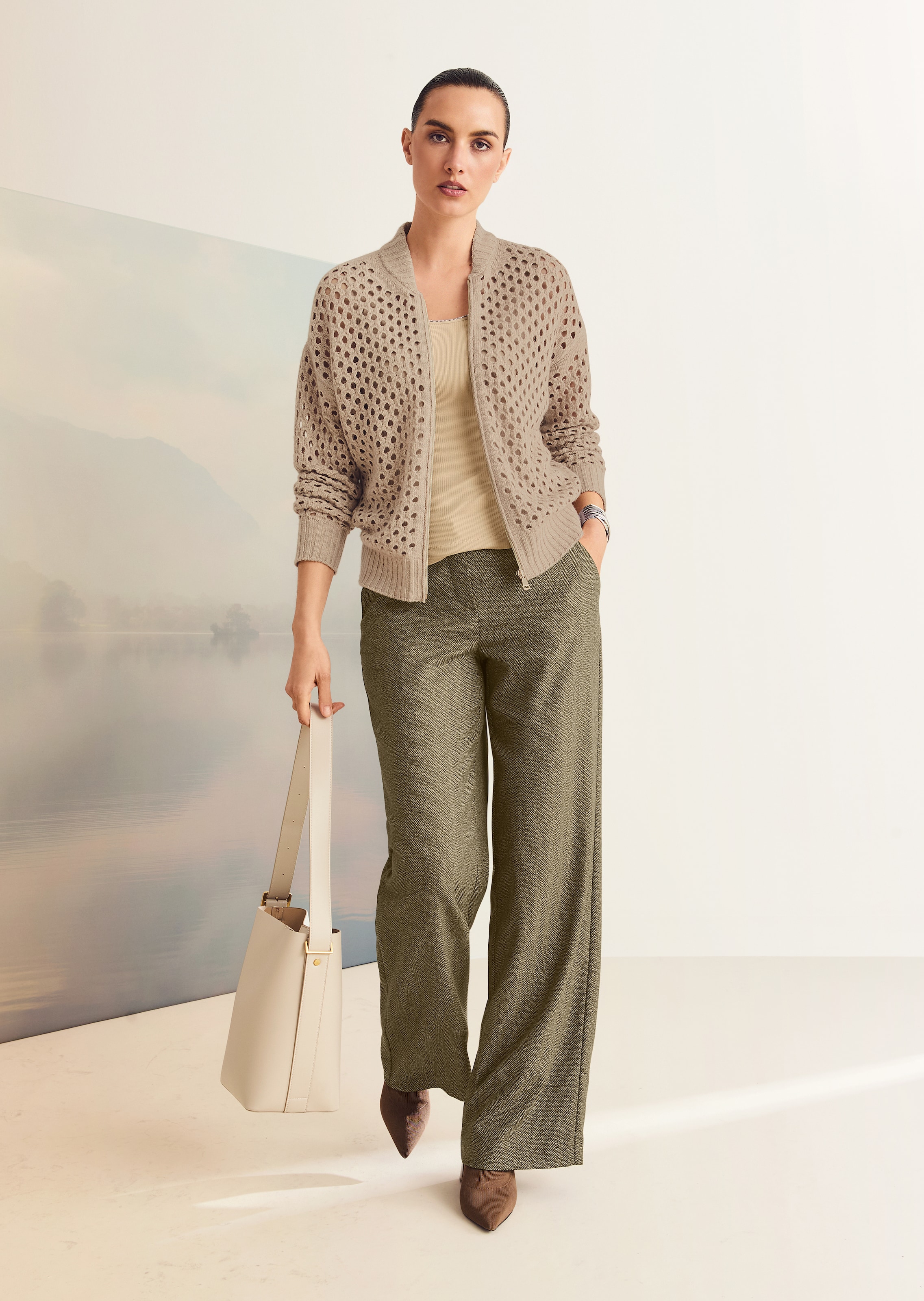 Weiche Strickjacke mit Lochmuster