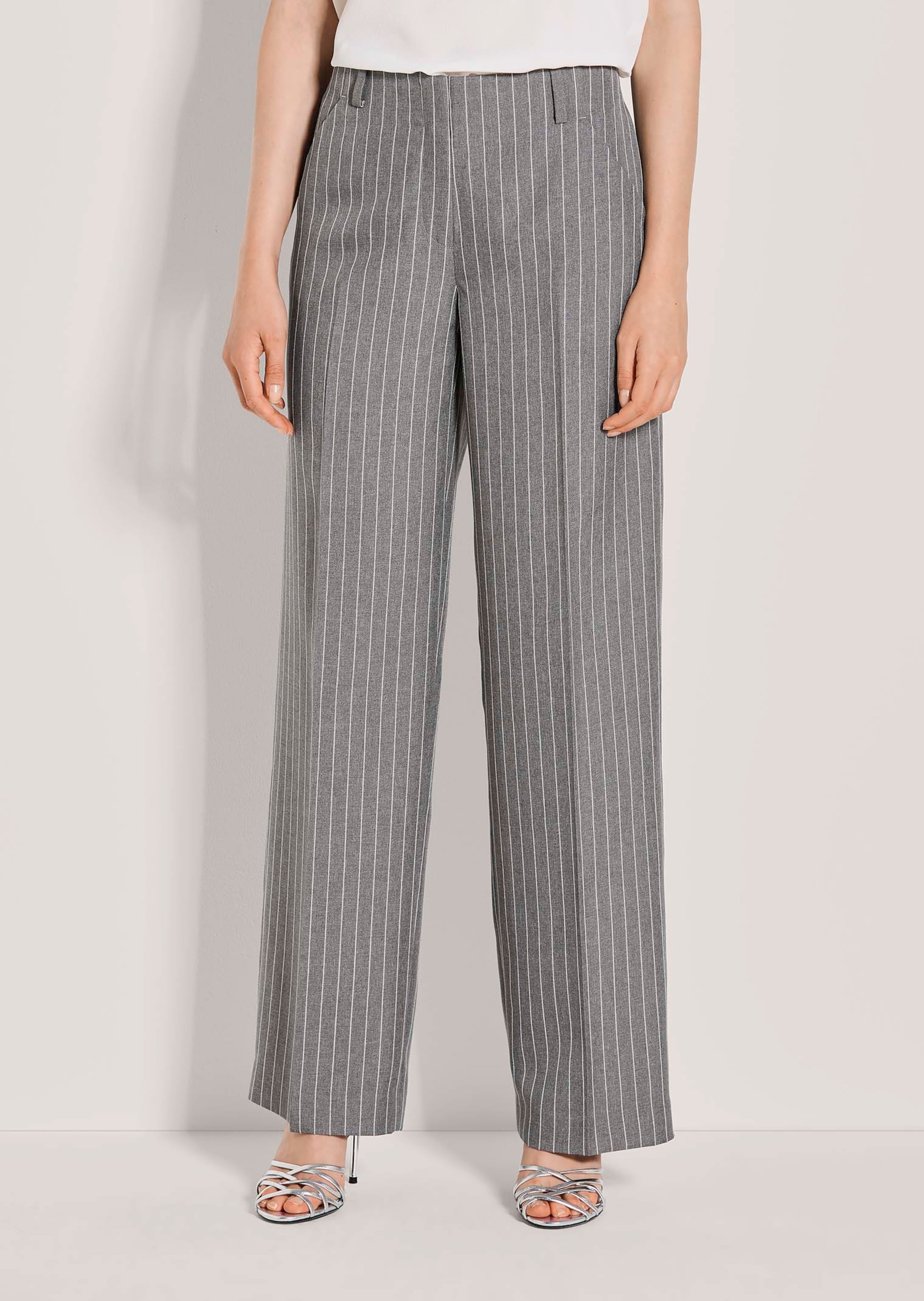 Nadelstreifenhose mit weitem Bein