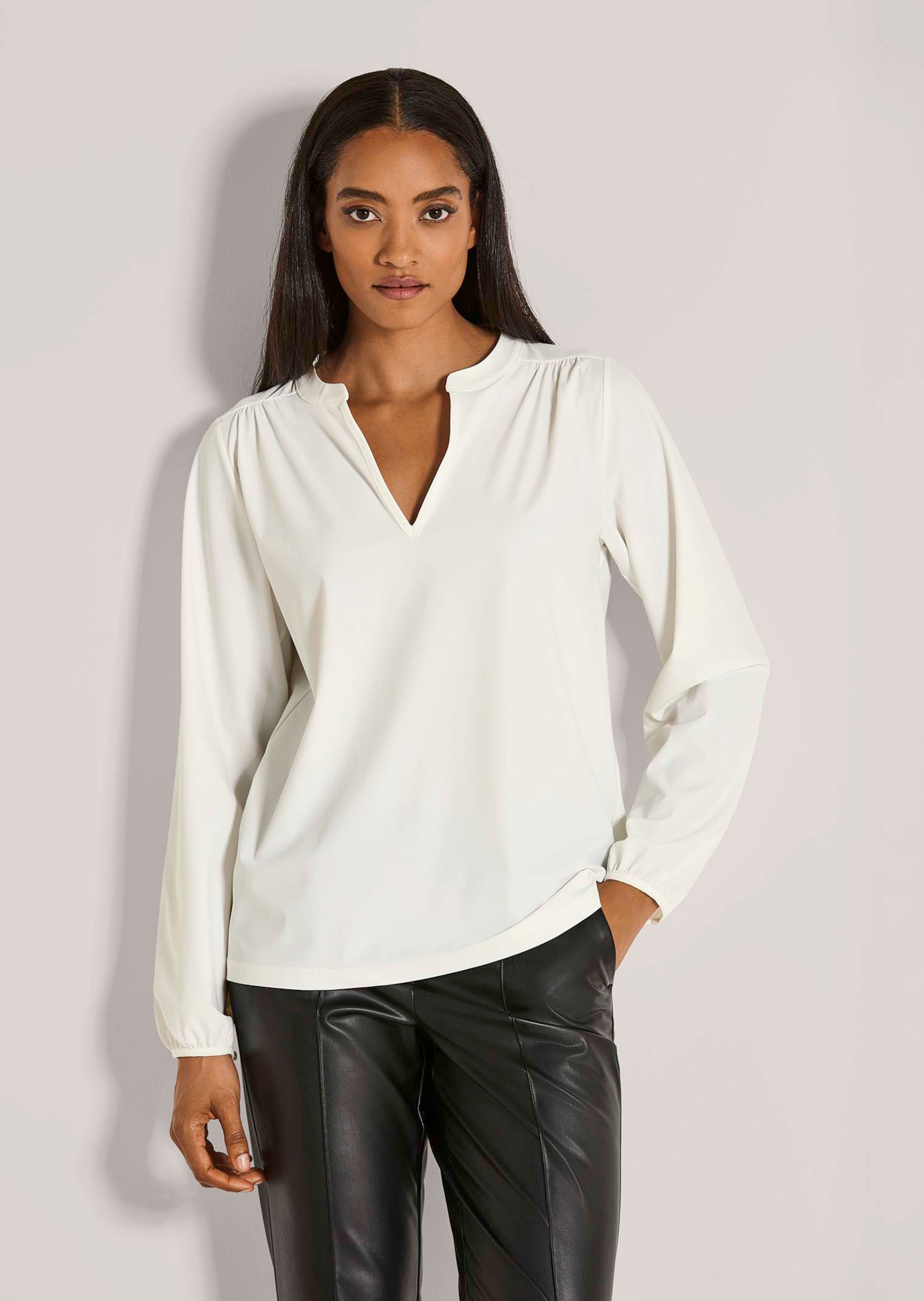 Jersey-Bluse mit raffiniertem Ausschnitt