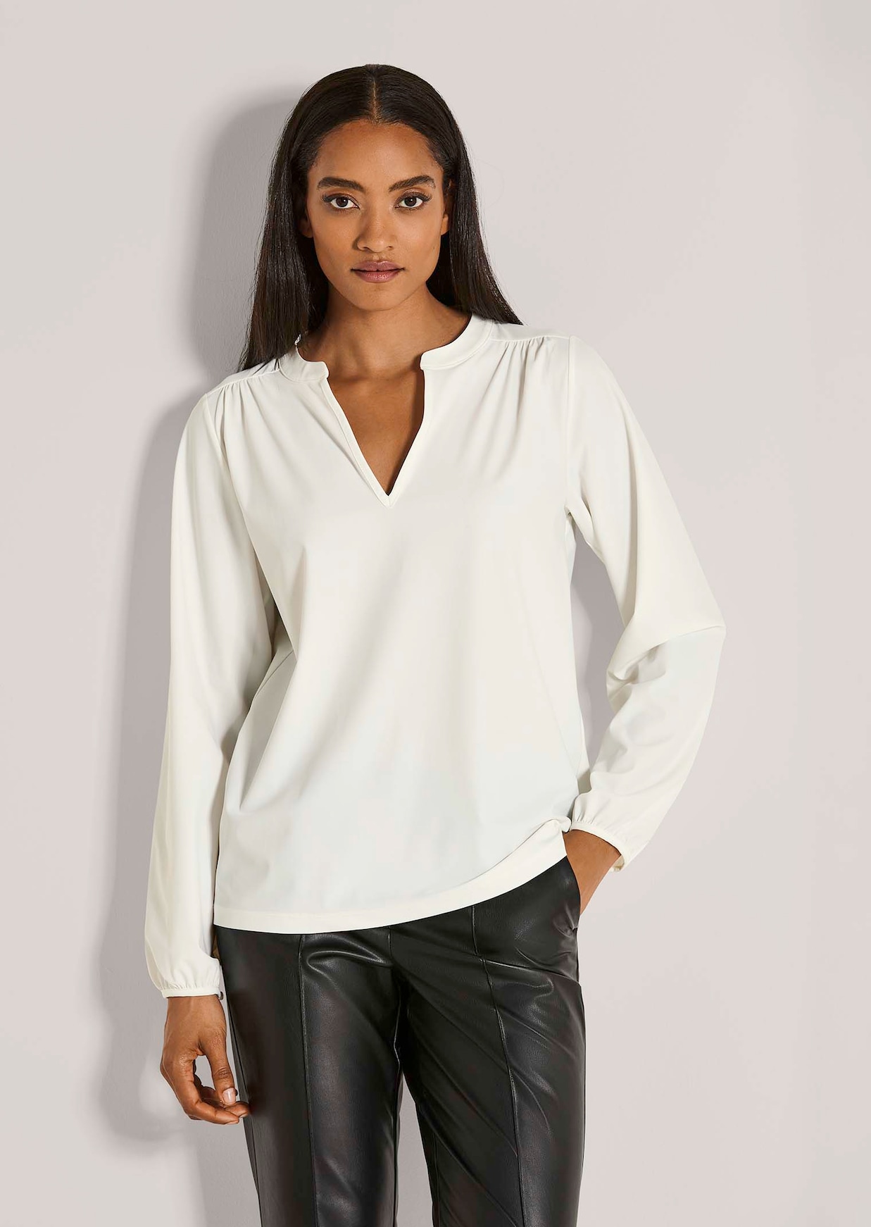 Jersey-Bluse mit raffiniertem Ausschnitt