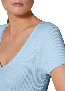 Figurbetonter Rippen-Pullover mit V-Ausschnitt thumbnail 6