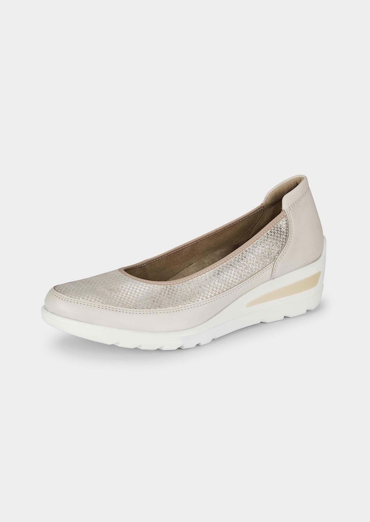 Ballerinas aus glänzendem Leder