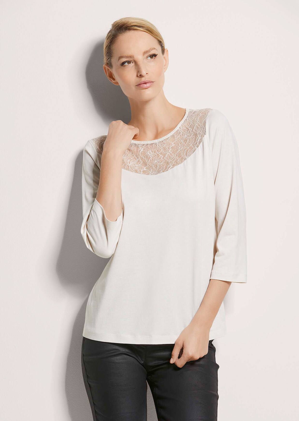 Rundhals-Shirt mit Spitze