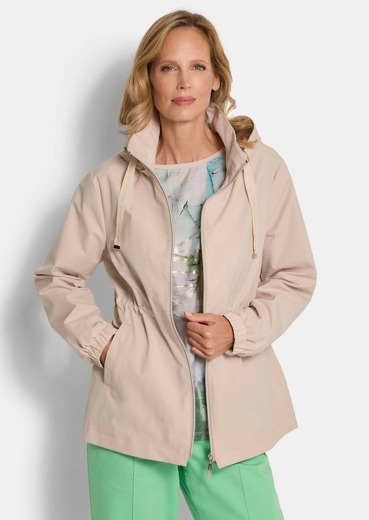Windbreaker mit abnehmbarer Kapuze