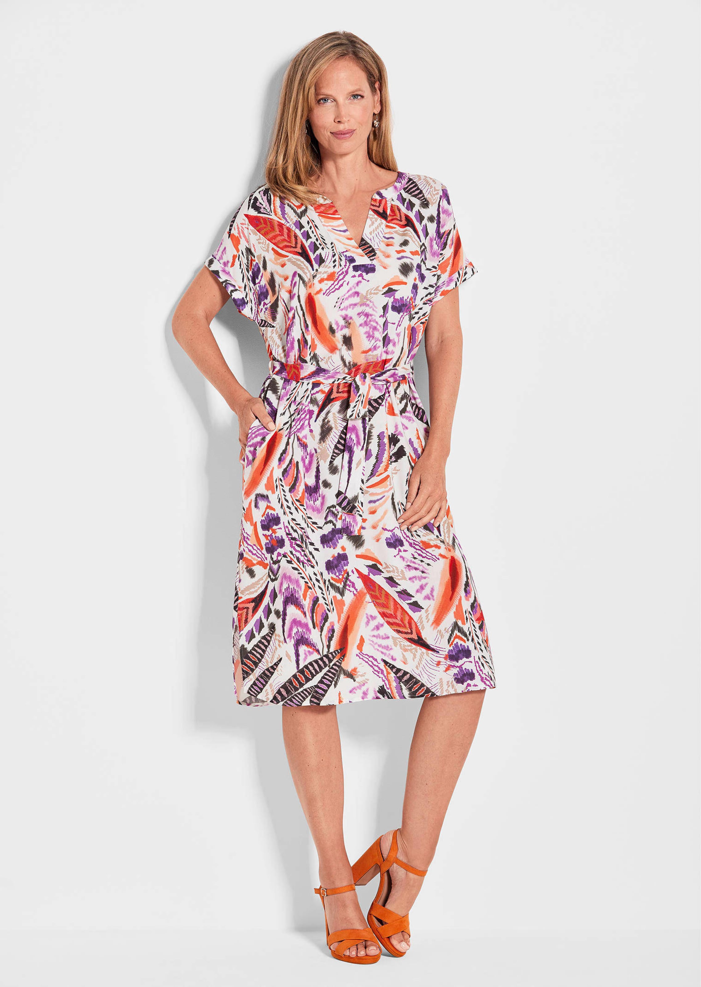 Druckkleid mit bedruckten Federn