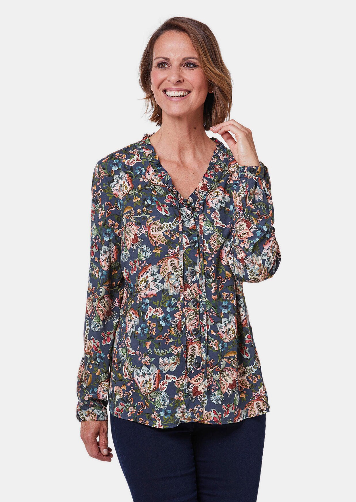 Druckbluse mit raffinierter Ausschnittlösung