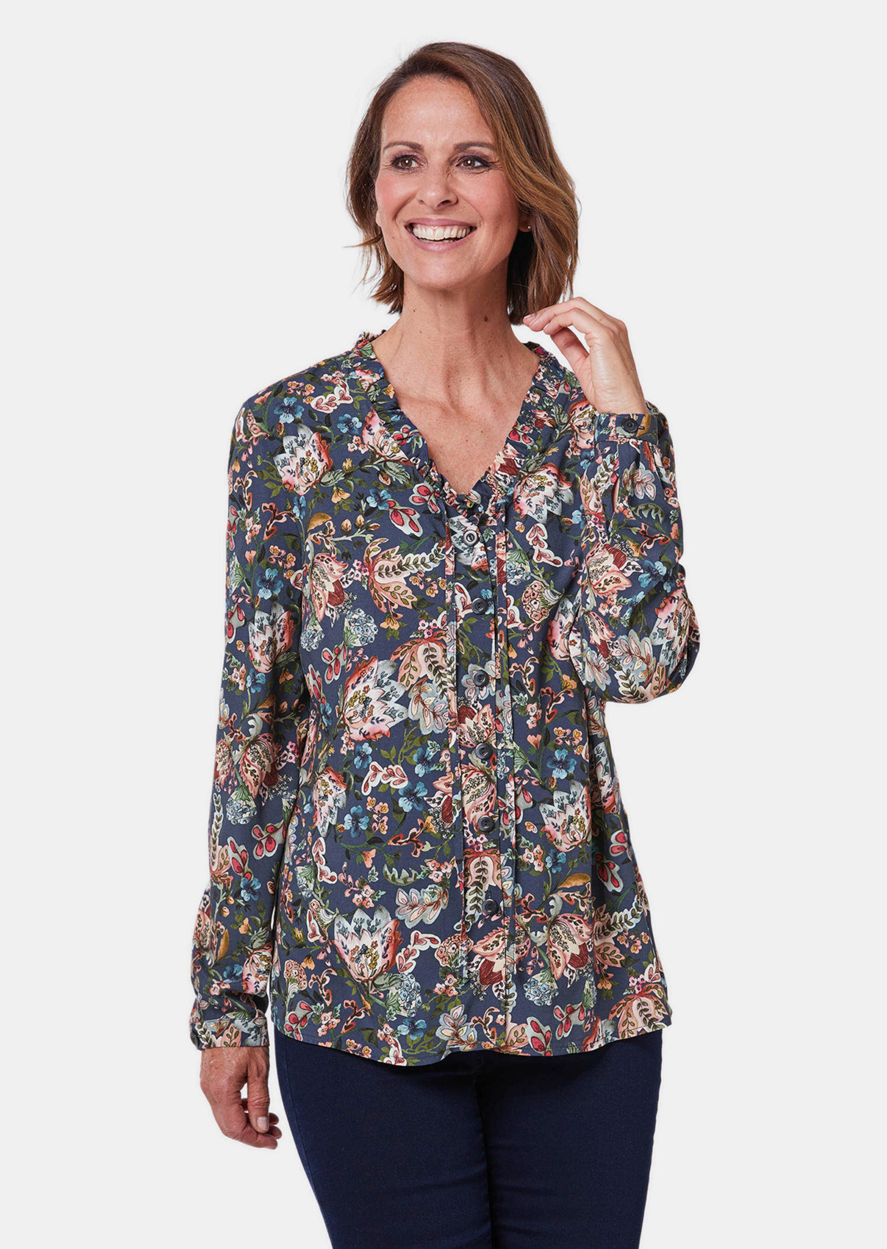 Druckbluse mit raffinierter Ausschnittlösung
