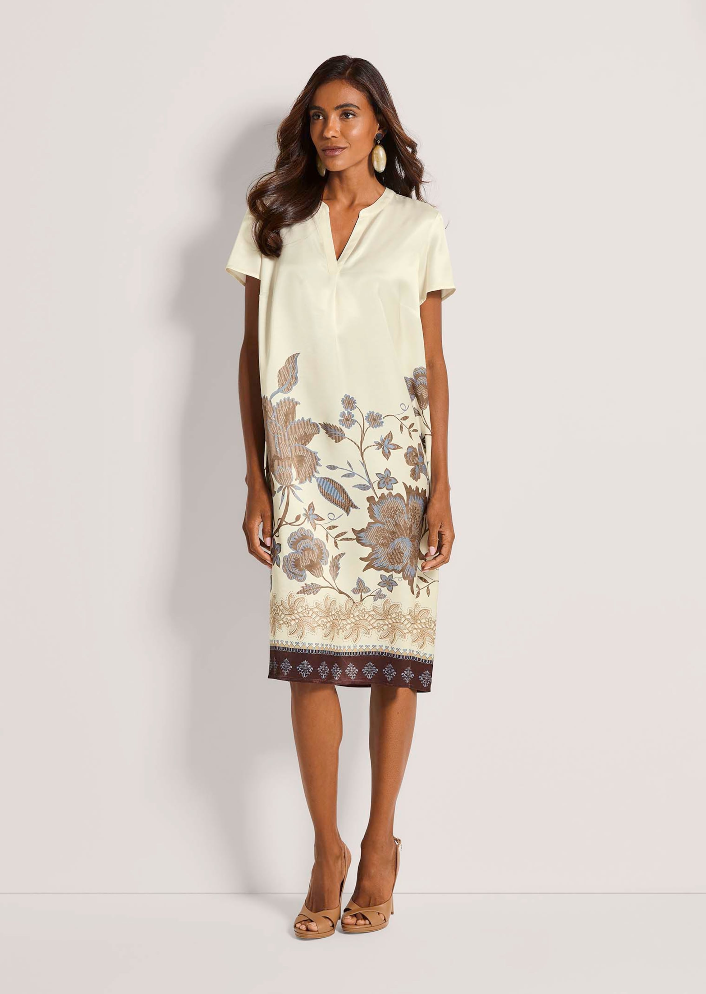 Viskosekleid mit Bordüre und Blütenmotiven