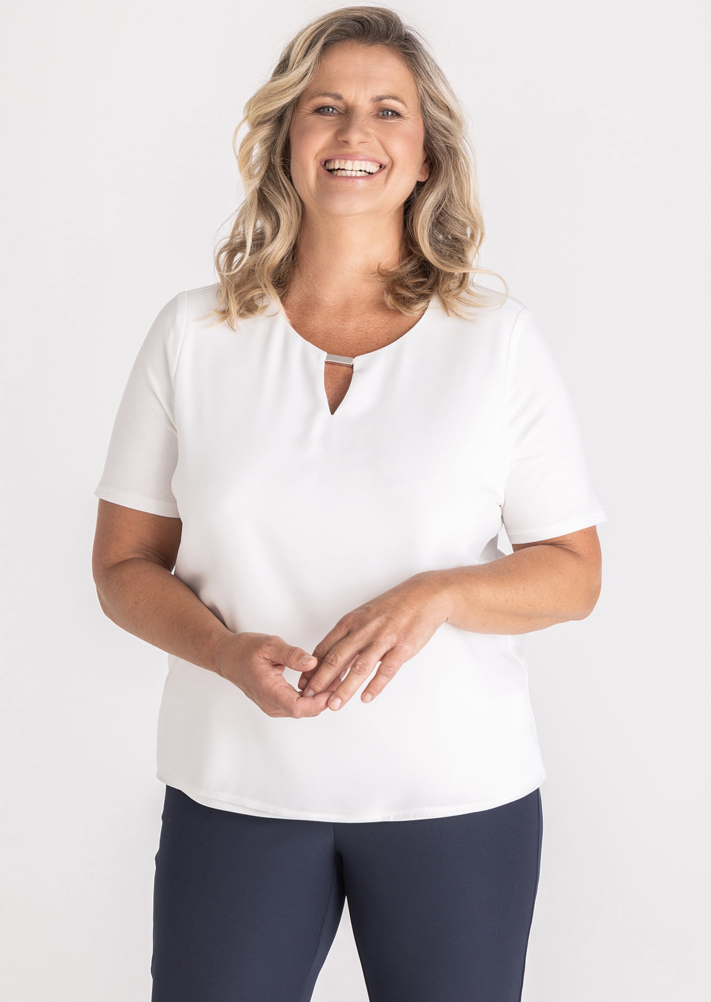 Blusenshirt mit Zierelement am Dekolleté