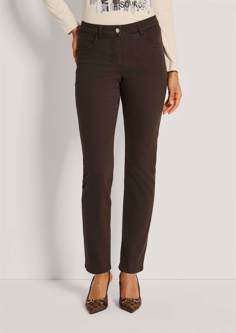 Schmal zulaufende Jeans mit Formbund