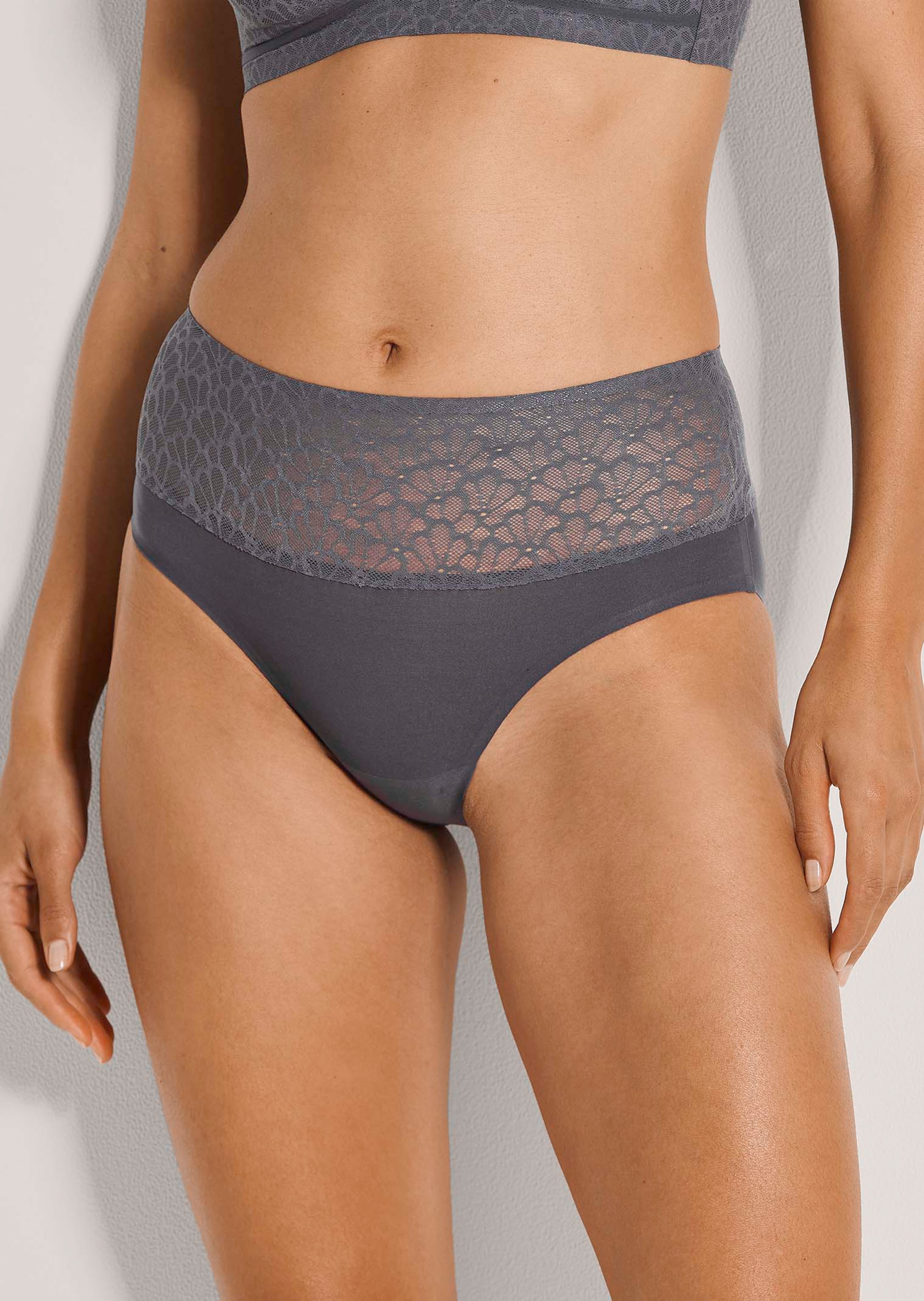 Slip montant à ceinture en dentelle