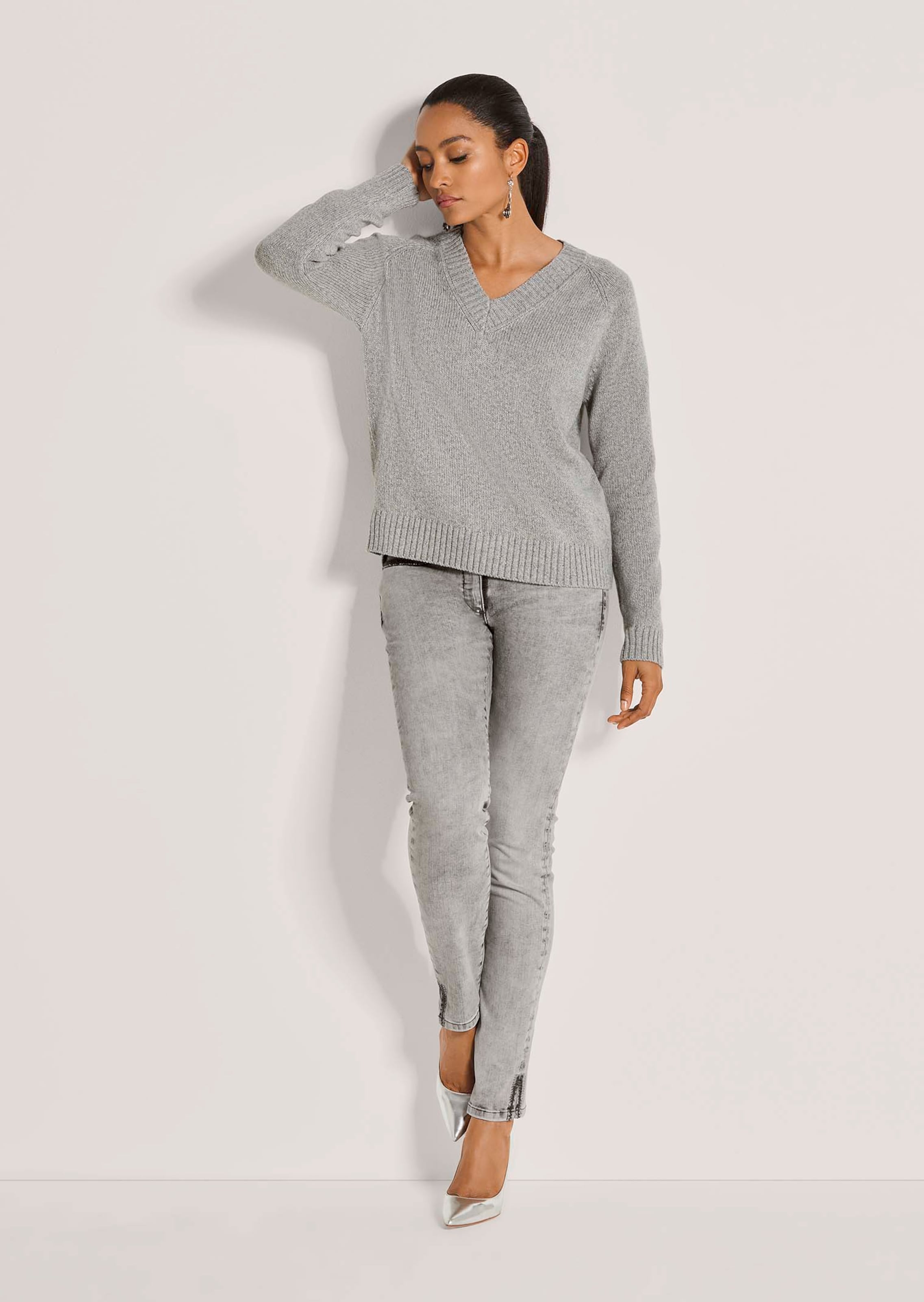 Pull en V avec cachemire et soie thumbnail 3