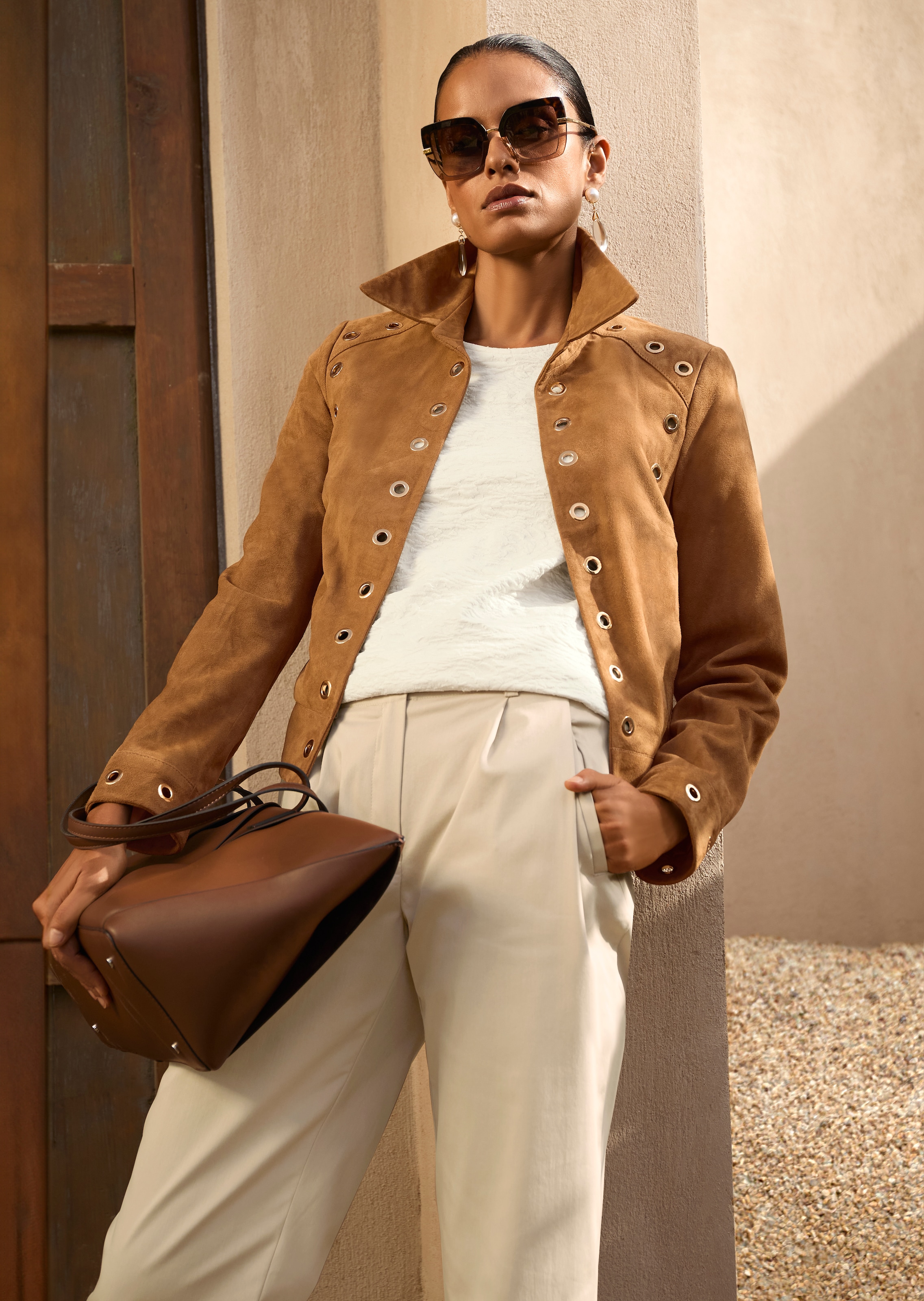 Veste en cuir velours de chèvre avec œillets en métal raffinés