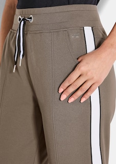 Schmale Jogginghose mit Kontraststreifen thumbnail 4