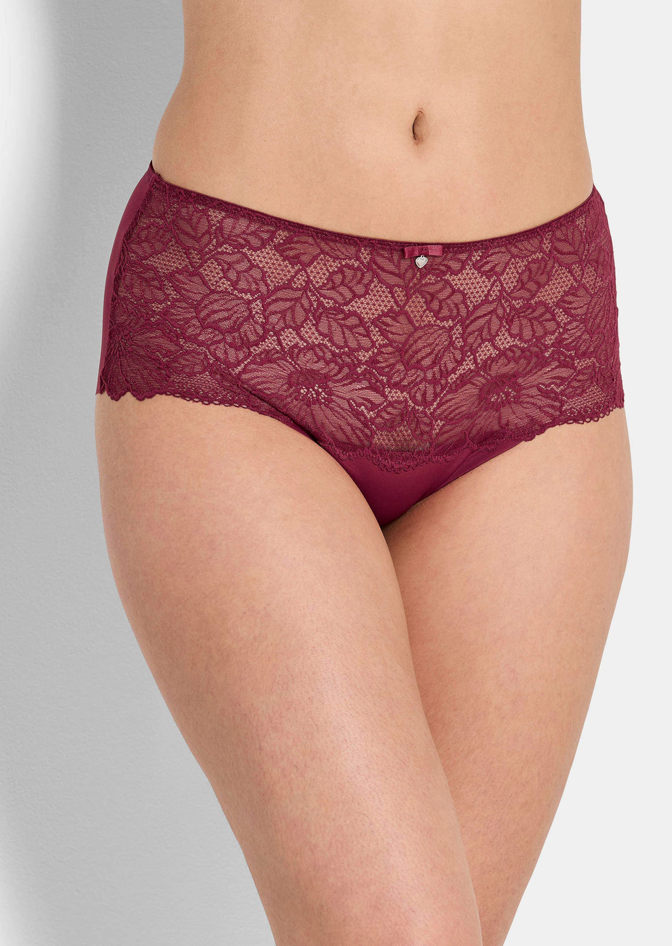 Taillenslip mit Spitze und Schmuckdetail