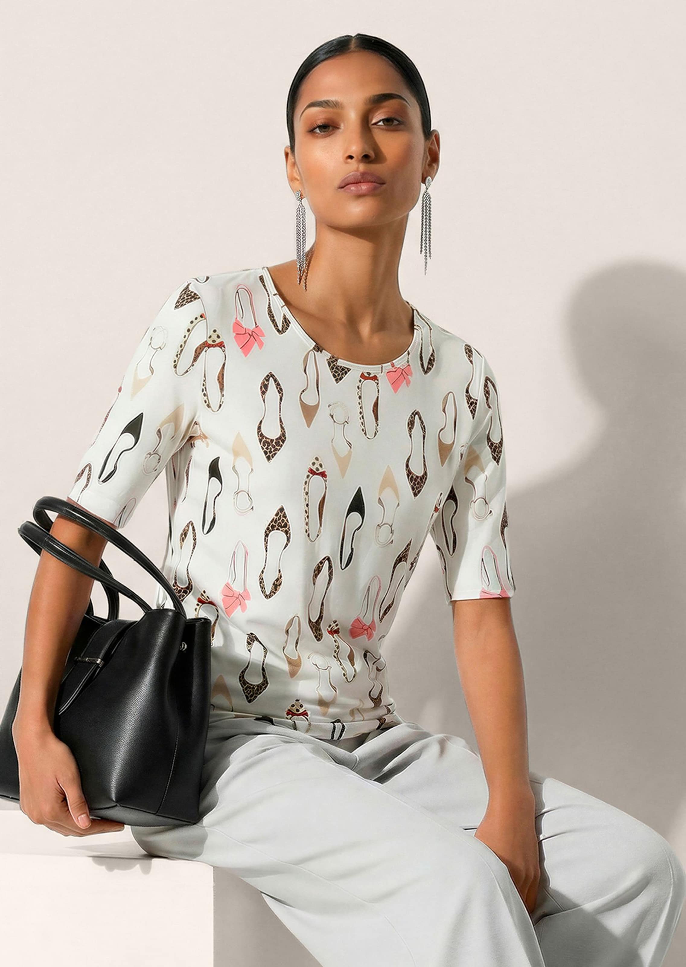 Kurzarmshirt mit Schuhmotiven