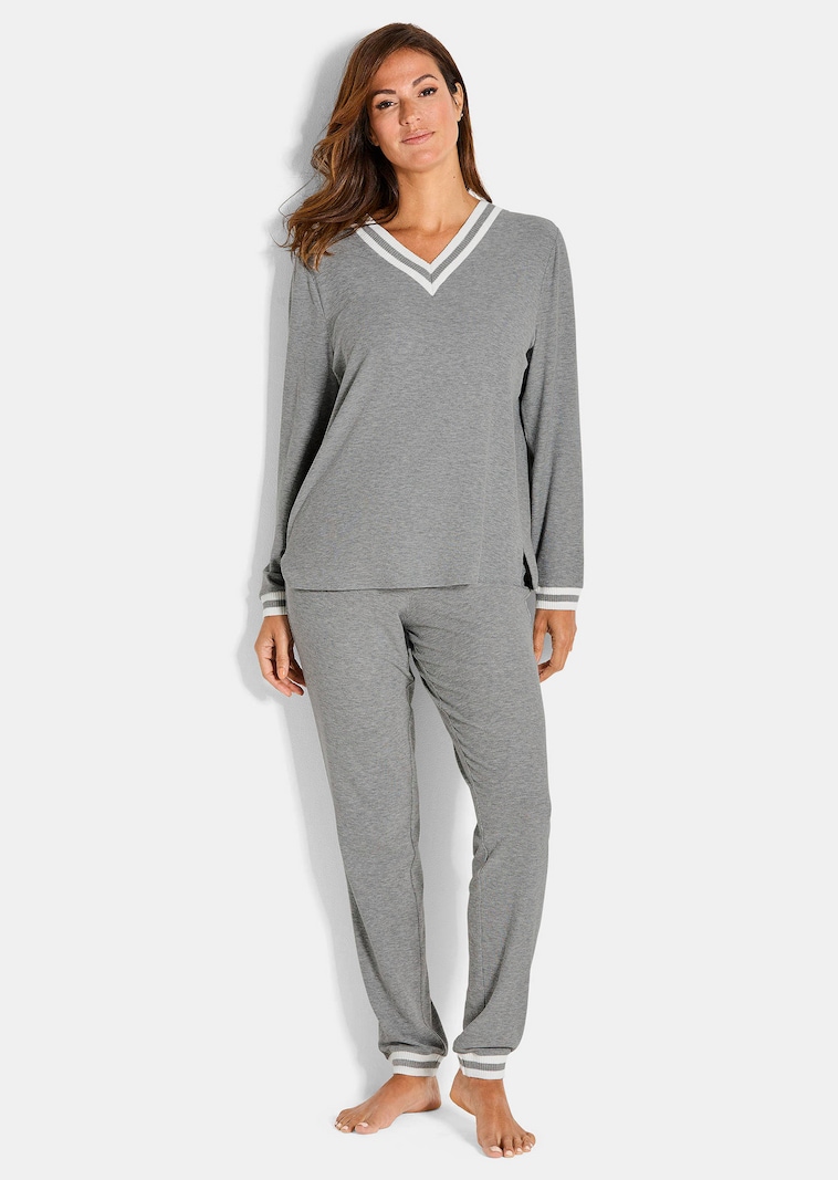 Pyjama avec grande encolure en V
