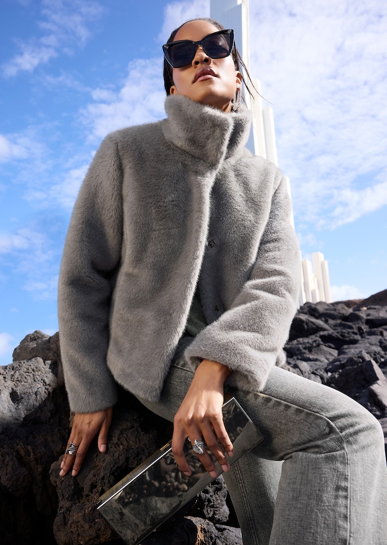 Veste courte tendance en fausse fourrure