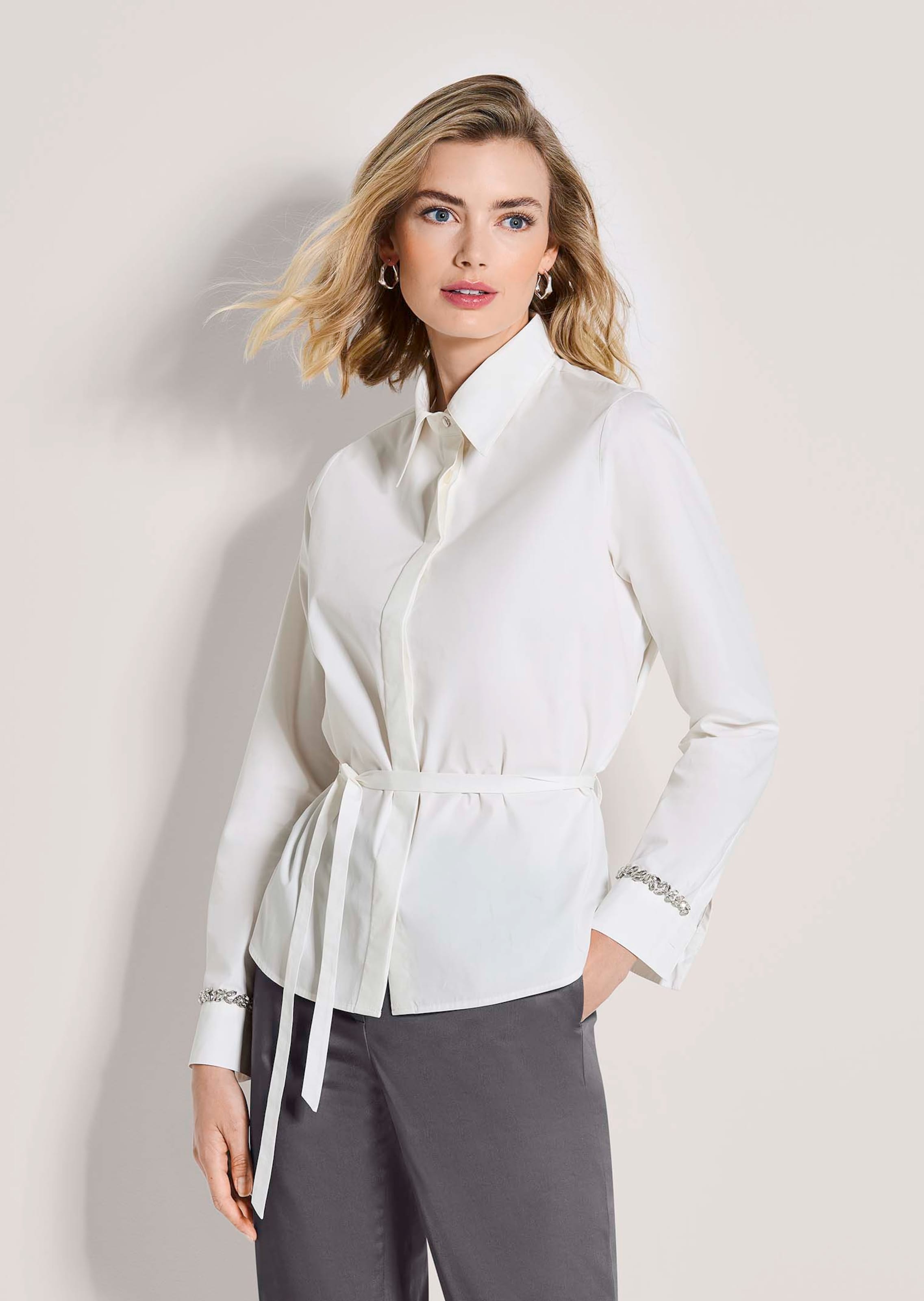 Bluse mit Bindeband und Strass-Manschetten
