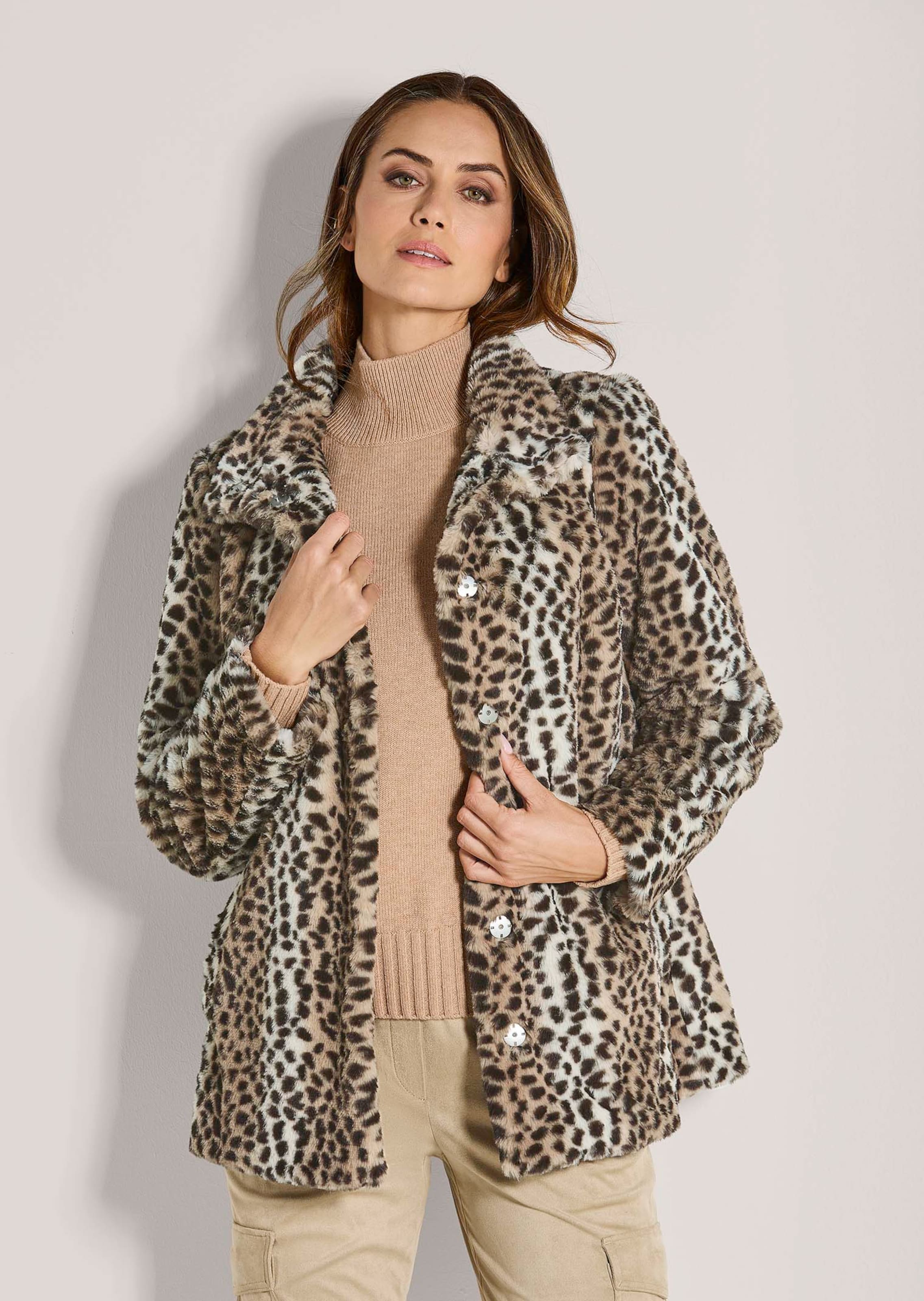 Webpelz-Mantel im Leo-Look