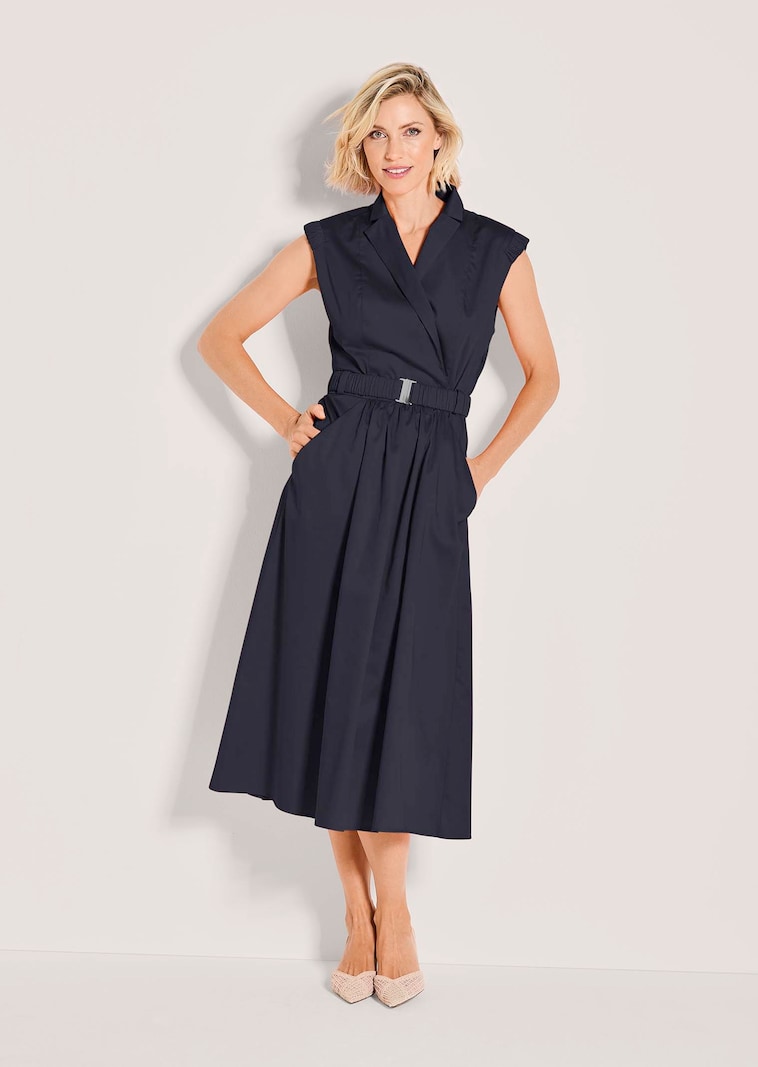 Ärmelloses Sommerkleid mit Raffungen