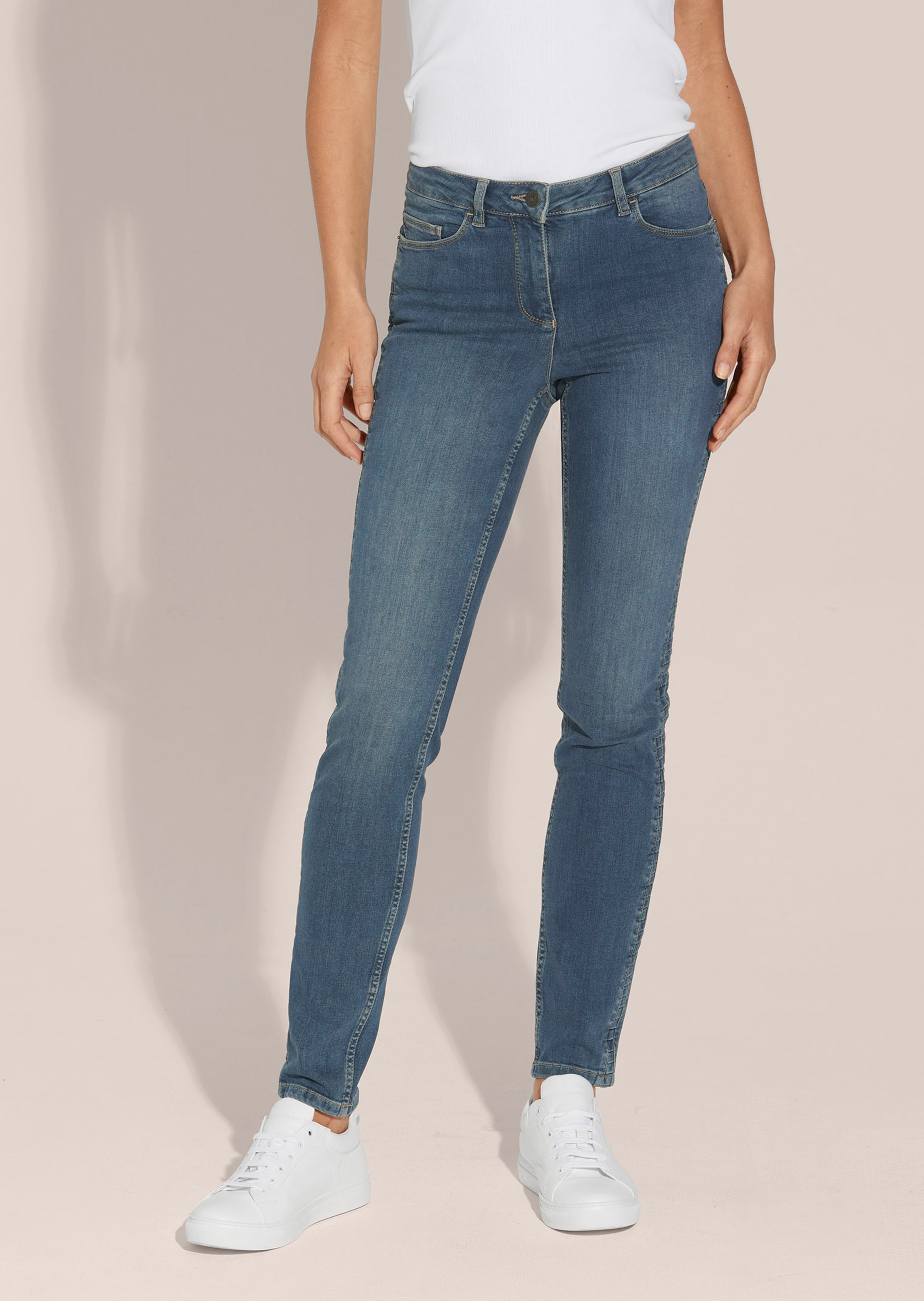 Enge Jeans mit Raffung