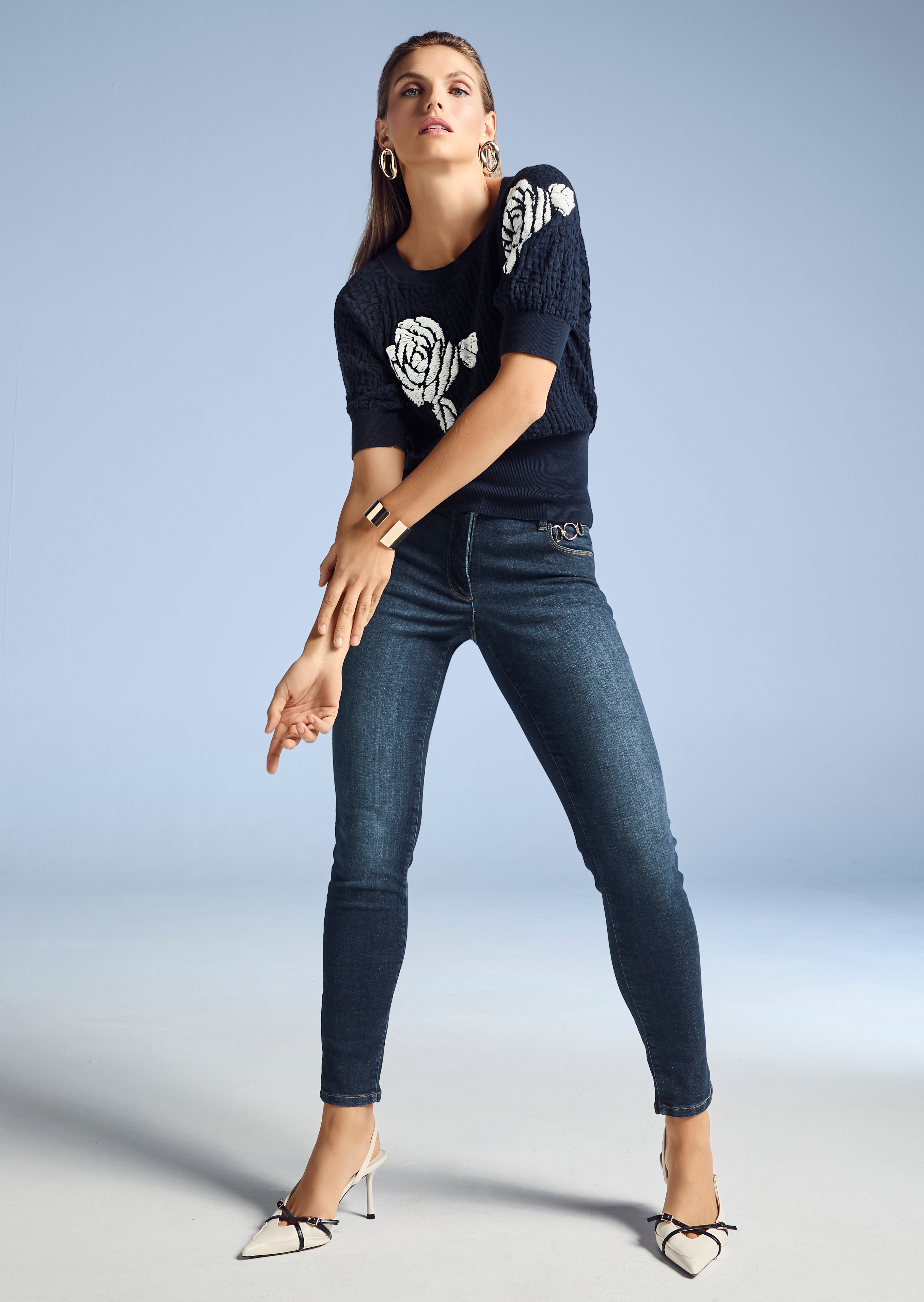 Cloqué-Pullover mit Jacquard-Blüten