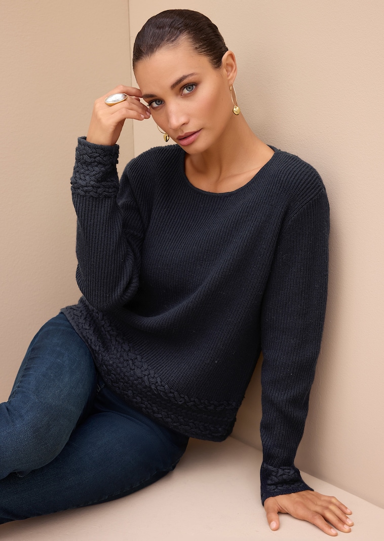 Rippenstrick-Pullover mit Zopfdetails