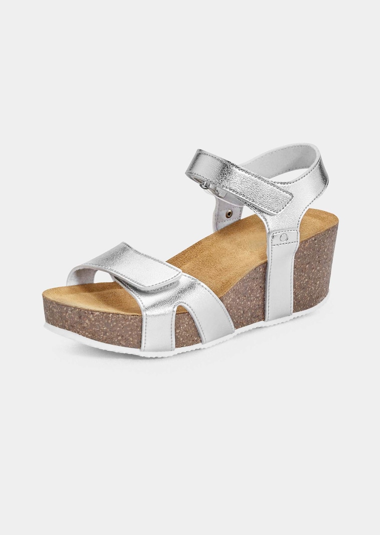 Metallic wedge sandals for summer