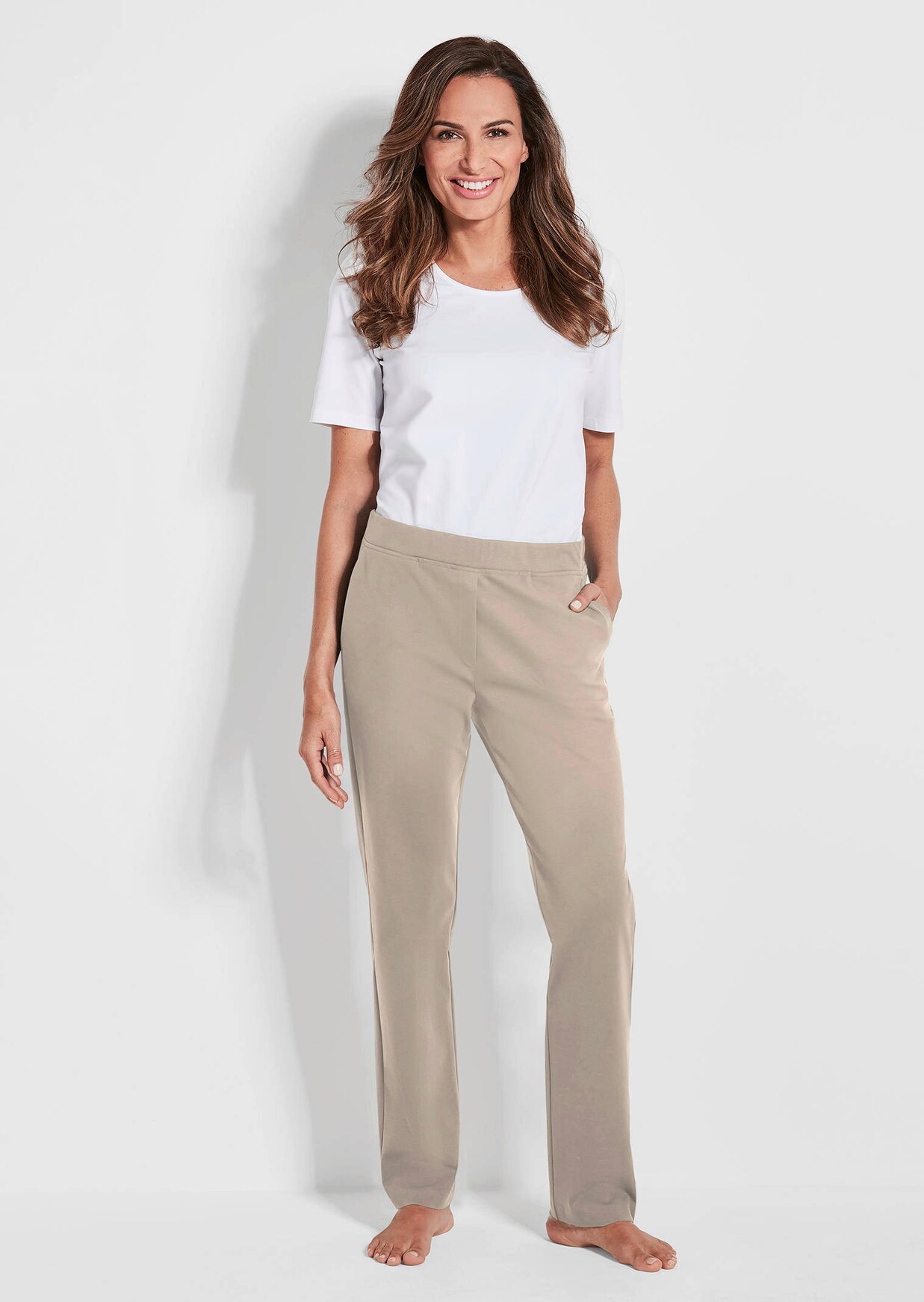Comfortable leisure trousers with elasticated waistband and pockets
