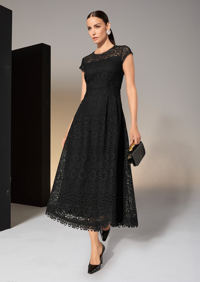 Sleeveless lace dress with tie ribbon and wide skirt