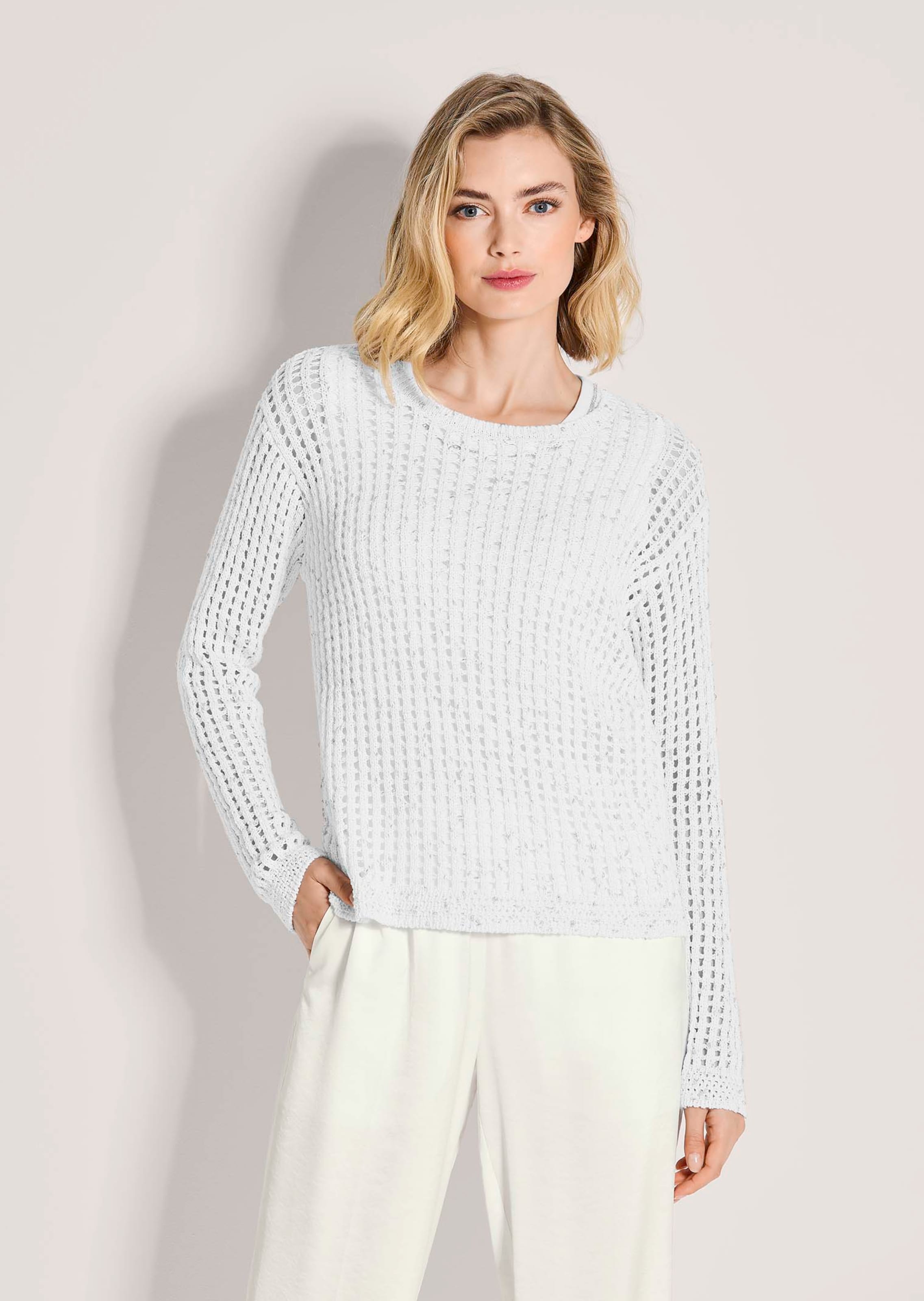 Luftiger Ajourpullover mit Glanzgarn