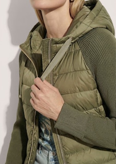 Steppjacke mit Strickärmeln und Kapuze thumbnail 5